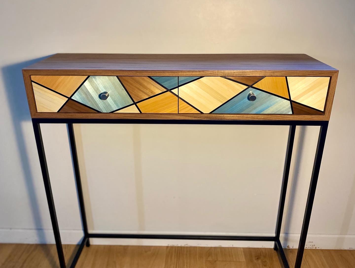 Cette console se veut élégante et fonctionnelle.
Elle est idéale dans une entrée, dans votre salon ou même dans une chambre ou un bureau. Elle offre deux beaux espaces de rangement grâce à ses tiroirs à sortie totale montés sur des coulisses