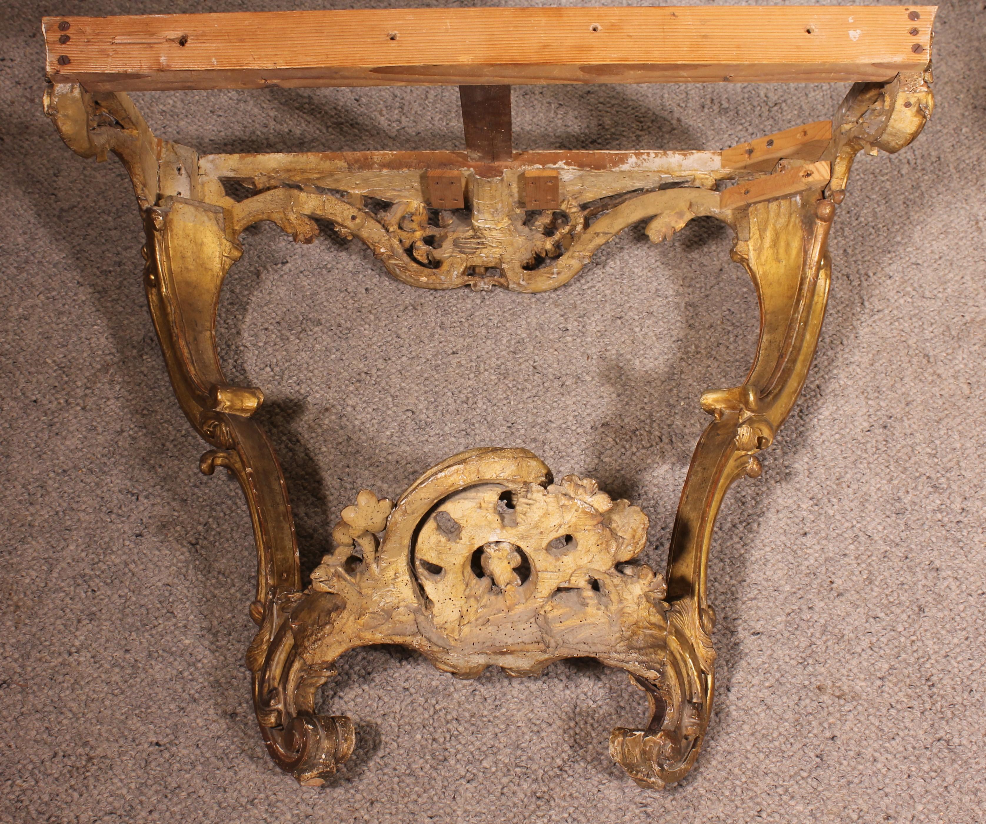 superb Louis XV period console in carved and gilded wood from the 18 century

Beautiful console with a bowfront shape on the front and sides with decoration of foliage and shells

Very beautiful original gilding
The console is topped with its
