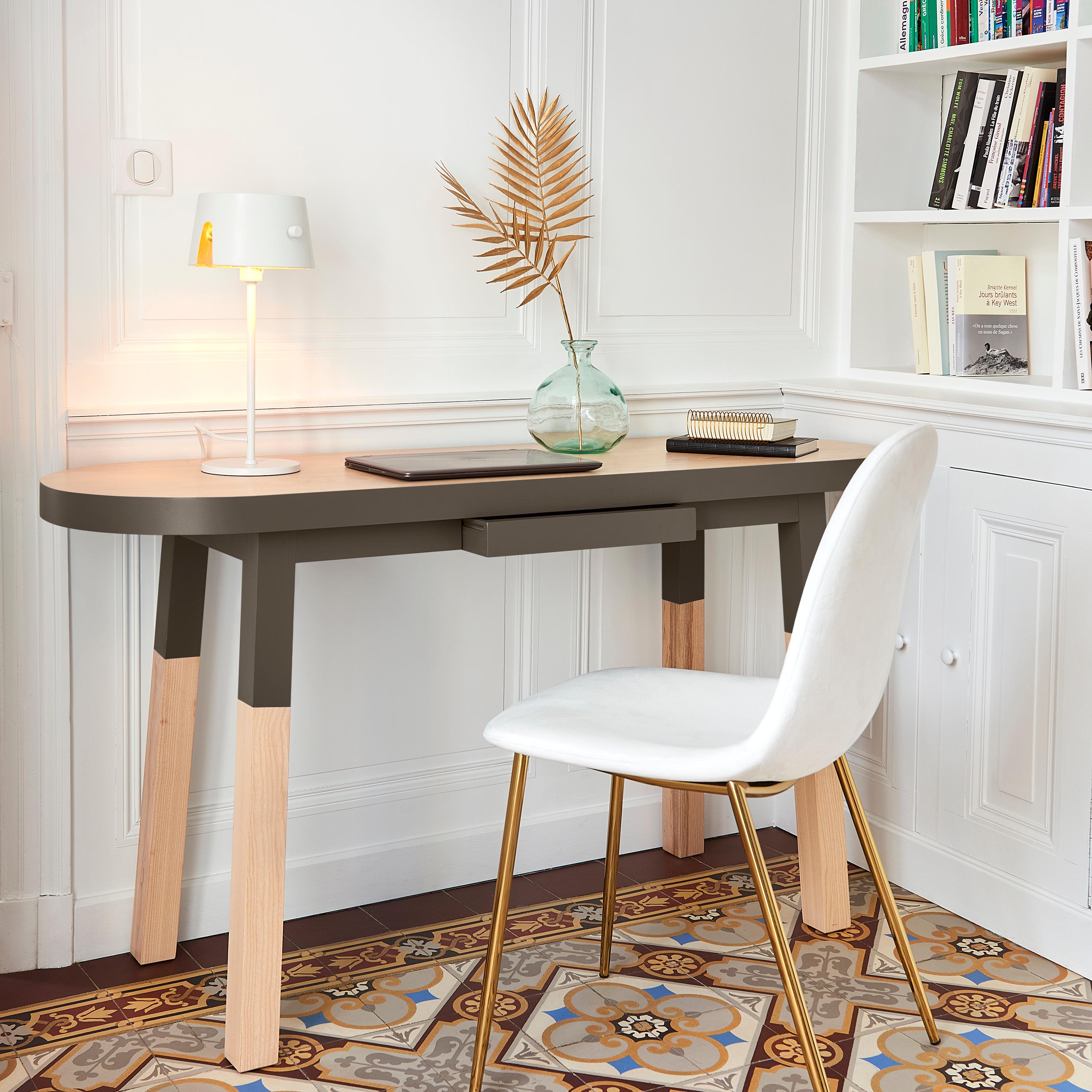 Cette table console est fabriquée en frêne massif et conçue par le célèbre designer parisien Eric Gizard. 

Nos bois proviennent exclusivement de forêts françaises gérées durablement.

1 tiroir en bois à l'avant

Ce meuble fait partie de la