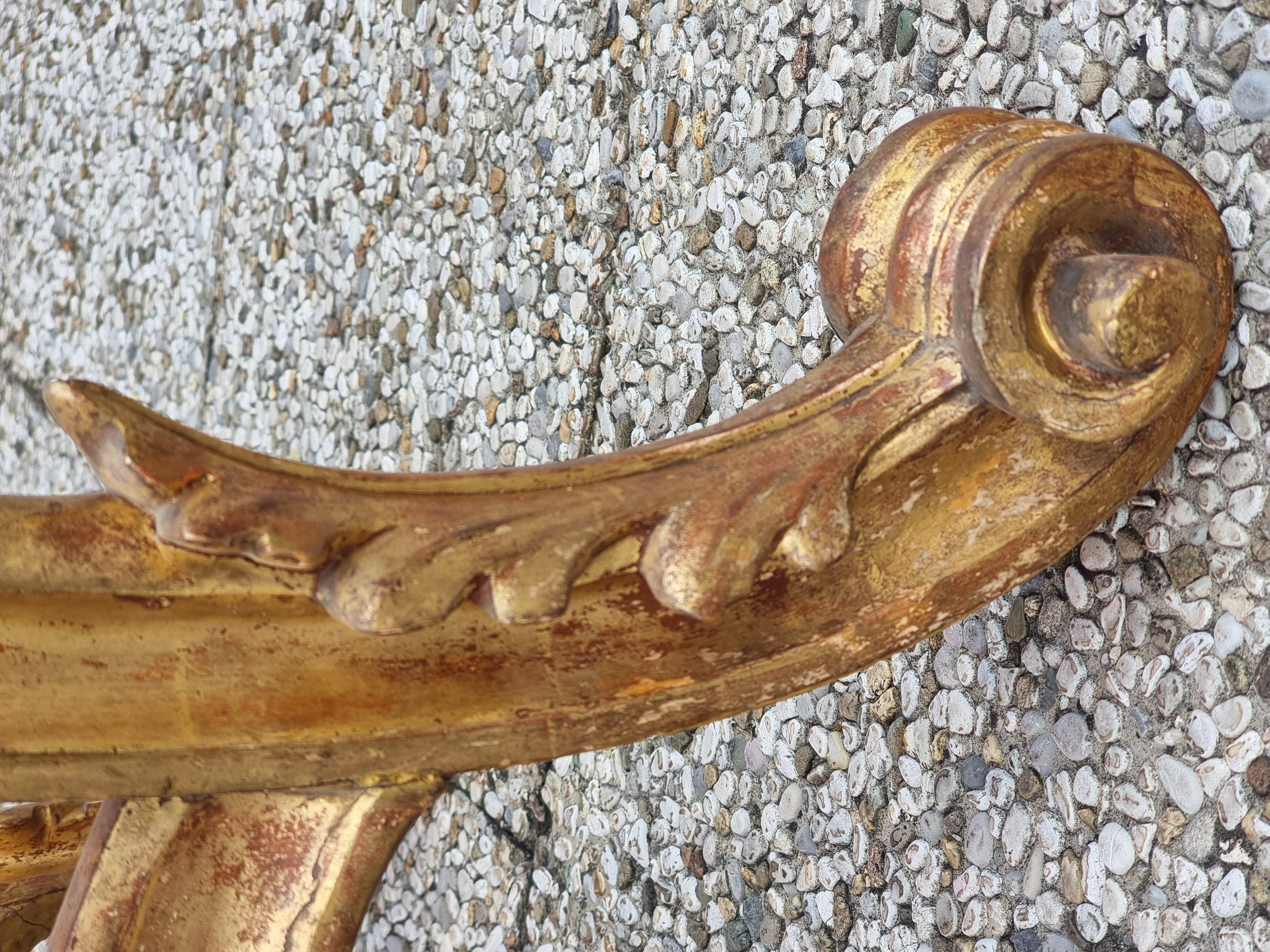 Vergoldeter Konsolentisch mit Marmorplatte - Venetien, Mitte des 19 (Handgeschnitzt) im Angebot