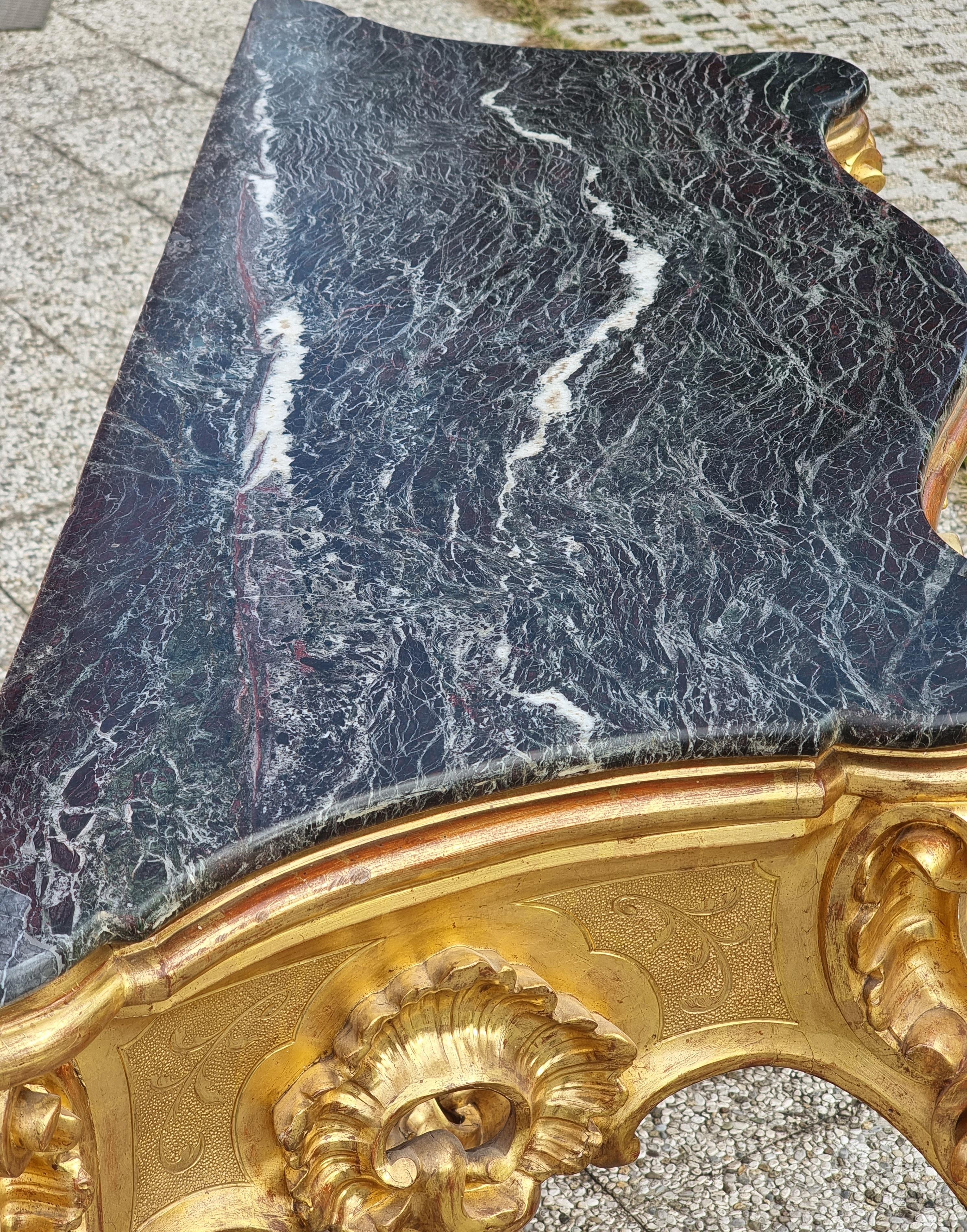 Vergoldeter Konsolentisch mit Marmorplatte - Venetien, Mitte des 19 (Blattgold) im Angebot