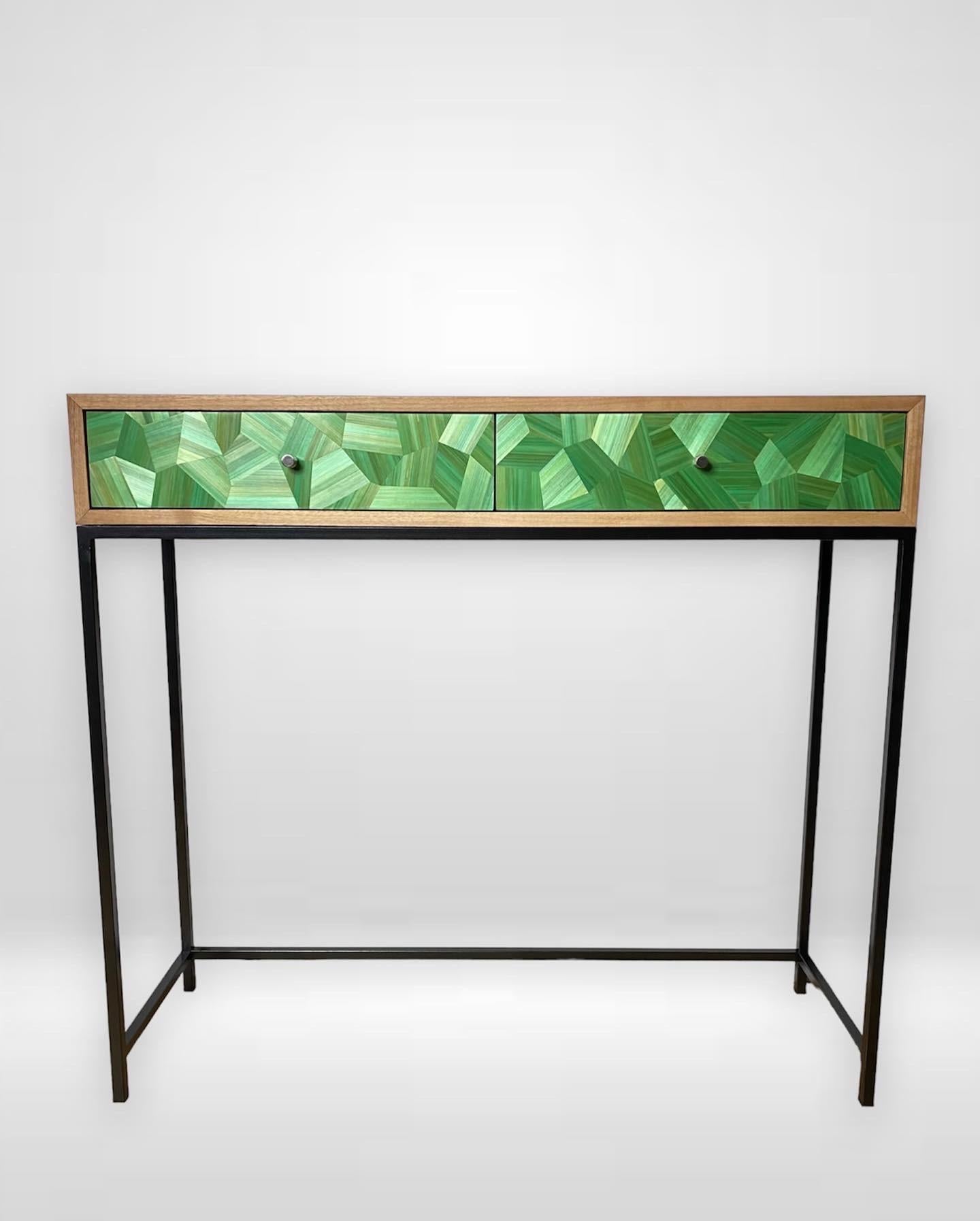 Cette console se veut élégante et fonctionnelle.
Elle est idéale dans une entrée, dans votre salon ou même dans une chambre ou un bureau. Elle offre deux beaux espaces de rangement grâce à ses tiroirs à sortie totale montés sur des coulisses