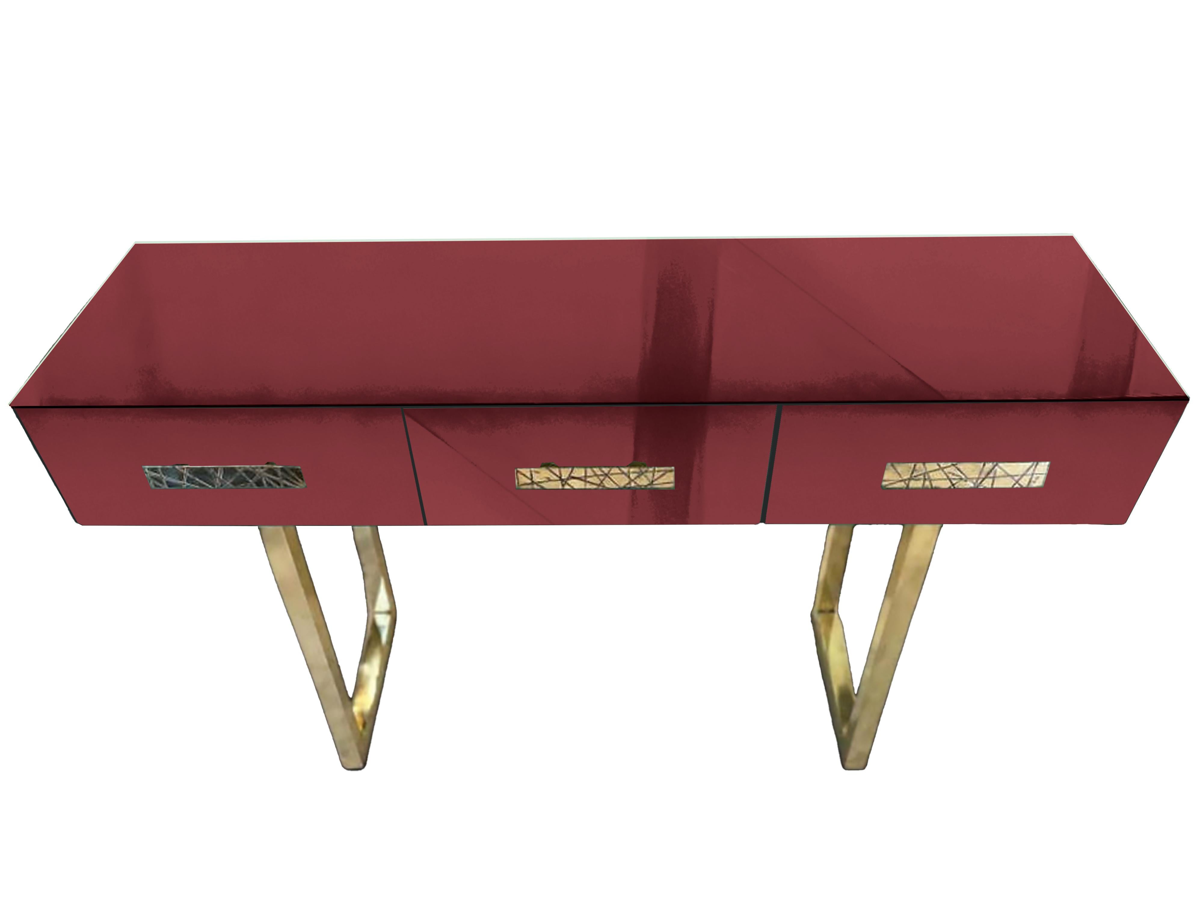 Cette table console pour le salon est une pièce extraordinaire qui allie l'élégance moderne à l'artisanat traditionnel. 

Fabriqué en bois massif, il est doté d'un plateau en verre de Murano rouge qui reflète magnifiquement la lumière, améliorant