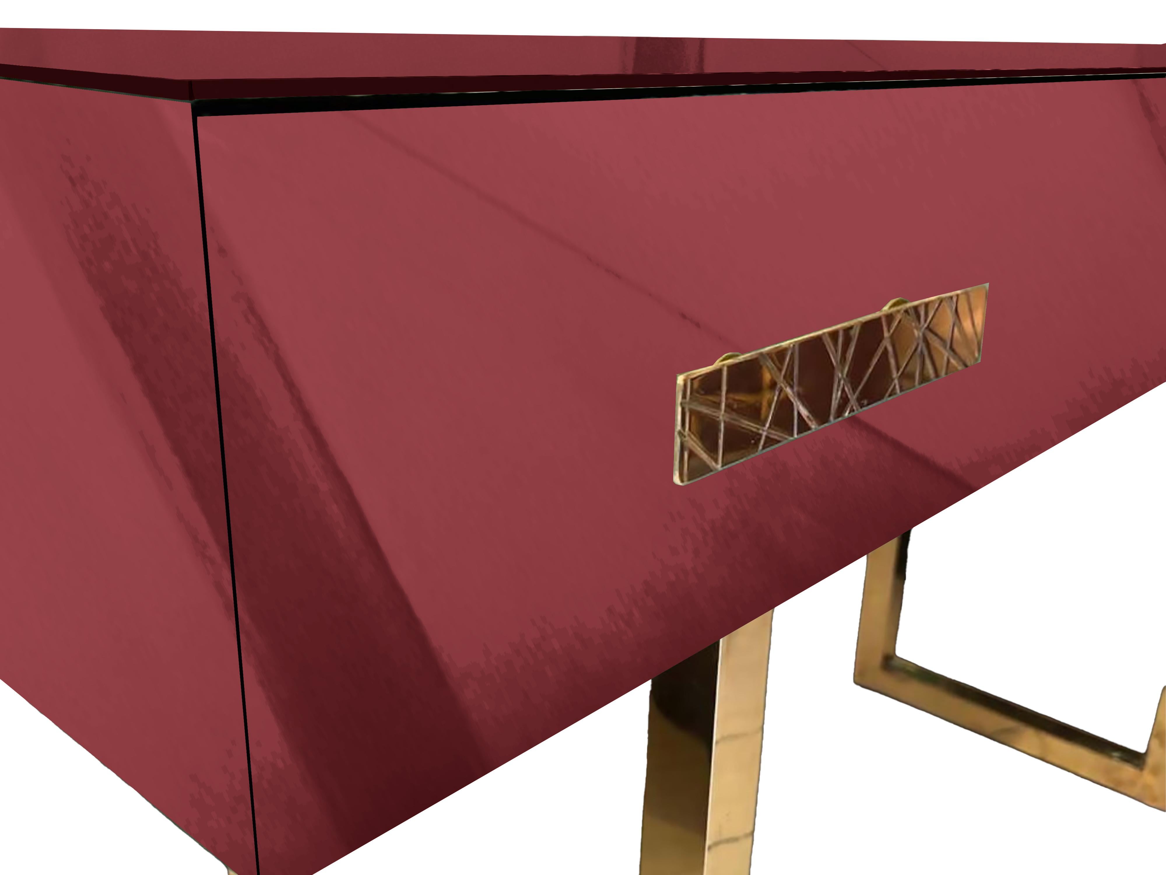 Mid-Century Modern Console pour le salon, verre de Murano à miroir rouge, poignées et pieds en laiton en vente