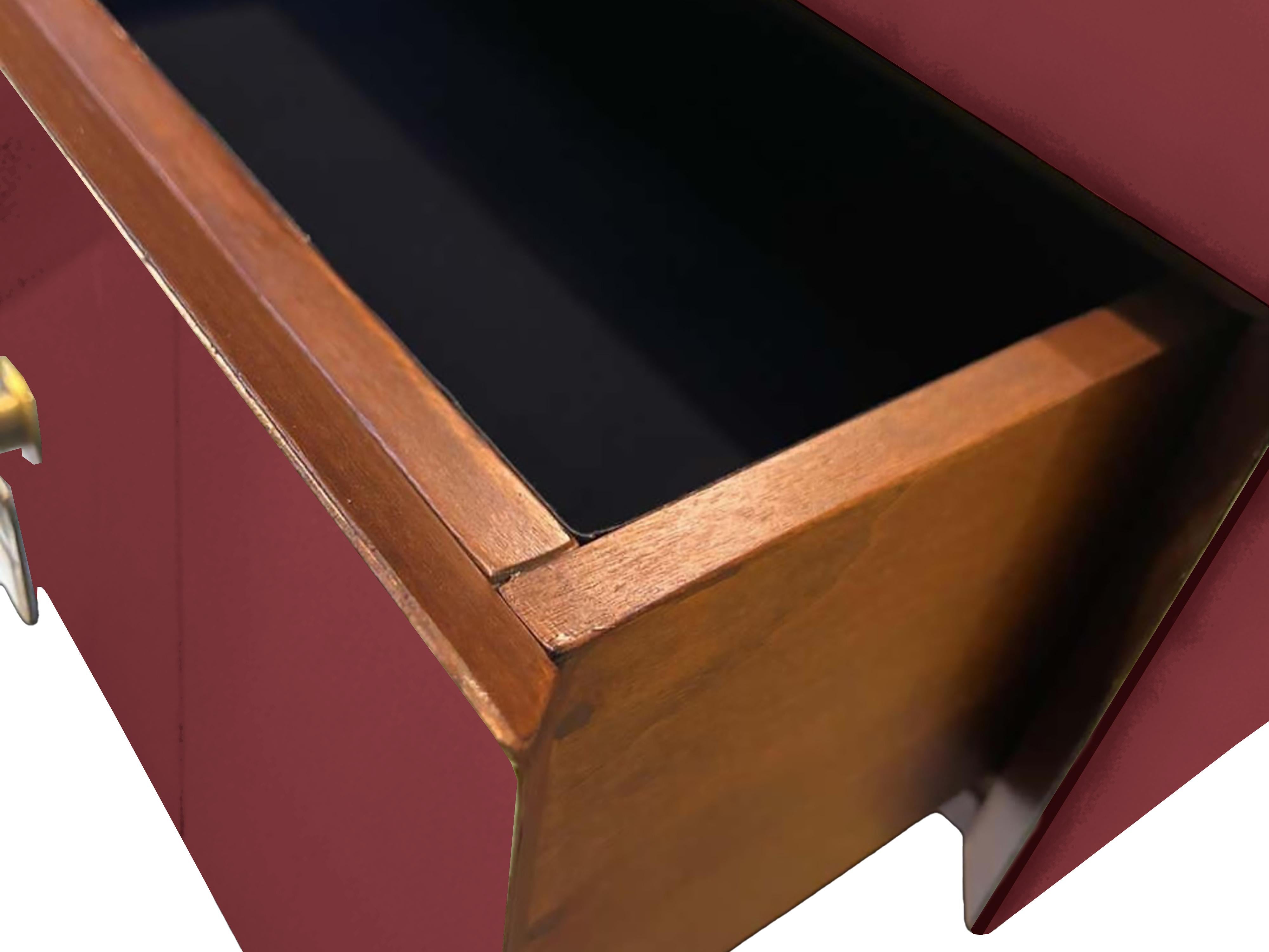Italian Console pour le salon, verre de Murano à miroir rouge, poignées et pieds en laiton en vente