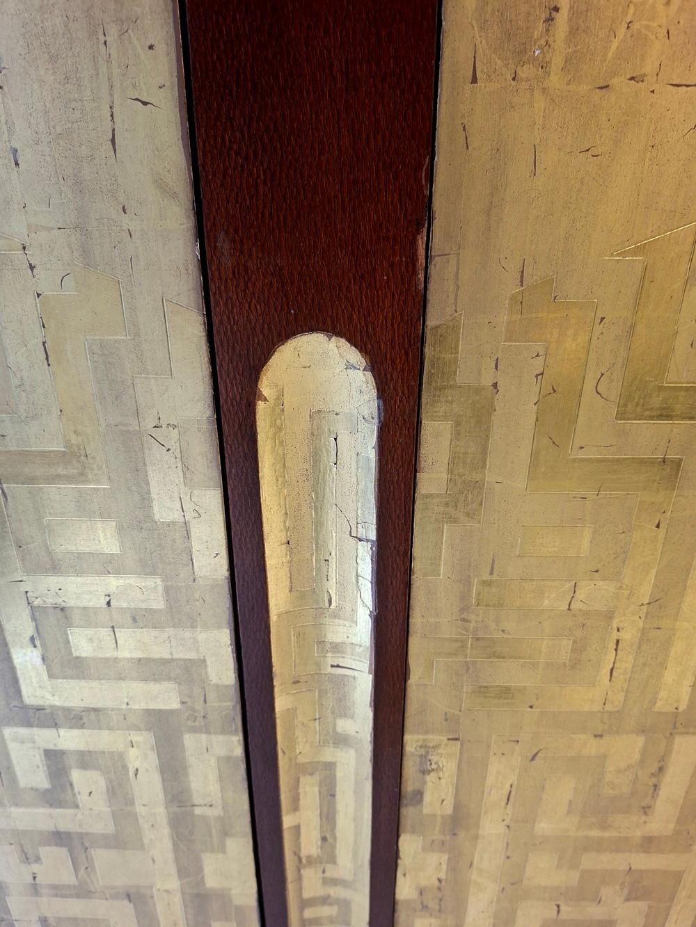 Mobile consolle di Eugene Printz con 4 ante laccate con foglie d'oro e decori geometrici.
all'interno di 4 ripiani
Alcuni  macchie d'acqua sulla parte superiore (vedi foto, facile da ripristinare, possiamo farlo su richiesta)