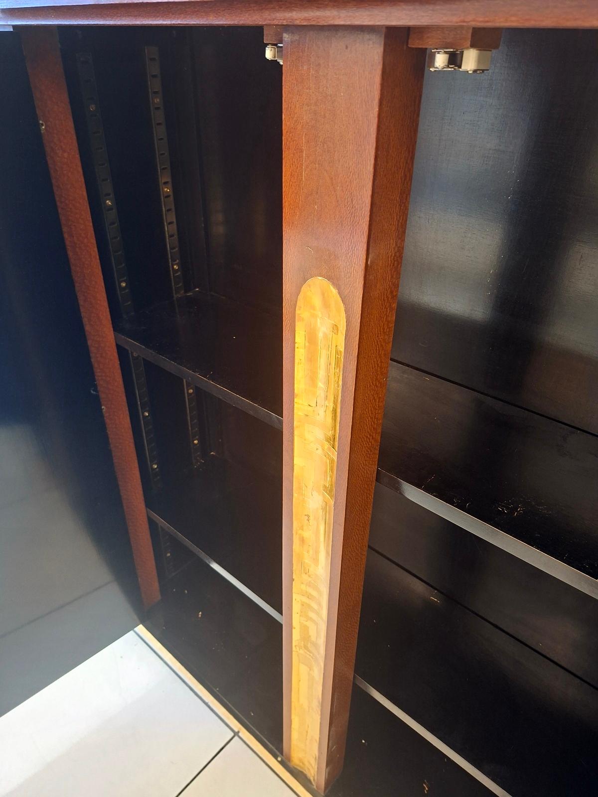 Mobile consolle di Eugene Printz a 4 ante con foglie d'oro laccate in vendita 3