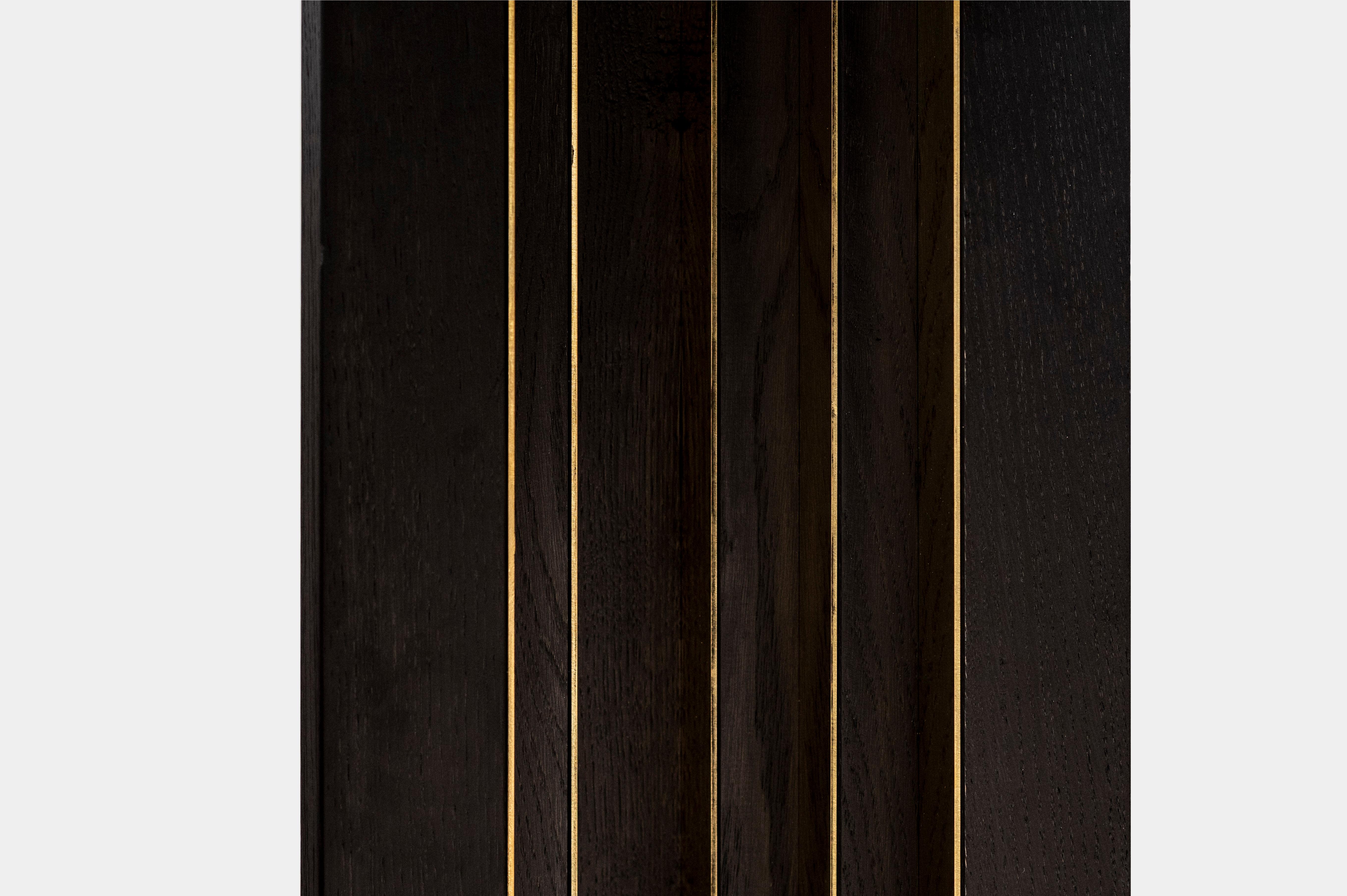 Console i en bois de chêne massif noir mat et laiton poli par Desia Ava en vente 3
