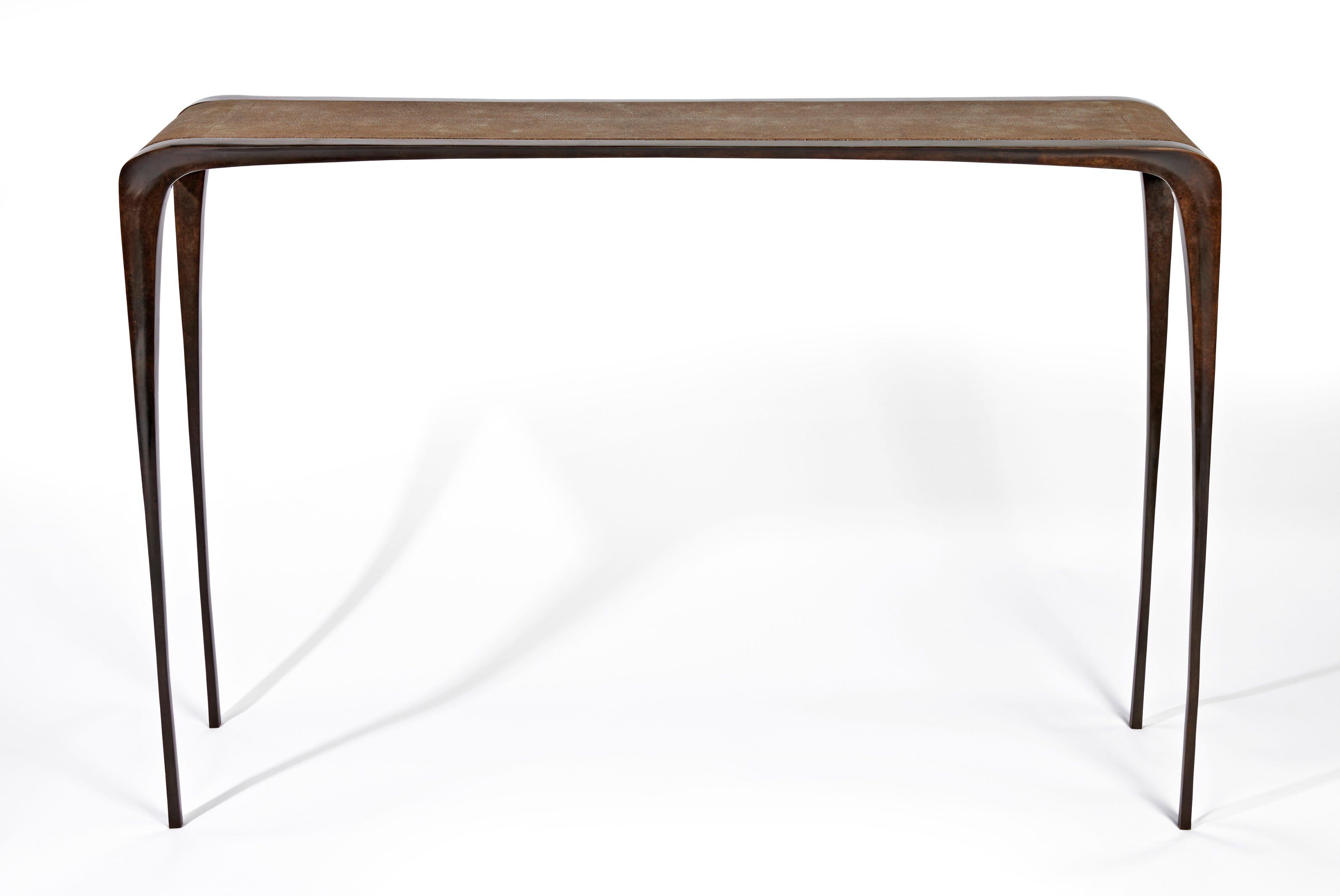 Dalla collezione esclusiva 2023 di Anasthasia Millot per Valerie Goodman Gallery.
Una consolle sobria e chic in bronzo e con il piano in pelle stampata a verde.
Questa console può essere ordinata con dimensioni e finiture personalizzate.

La nuova