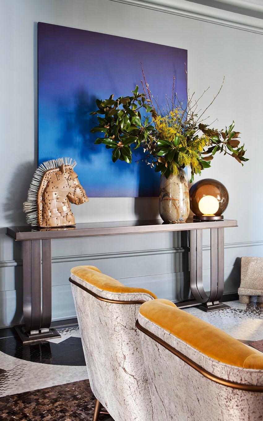 Console en laiton brodé Plateau en marbre noir Aziz Neuf - En vente à London, GB