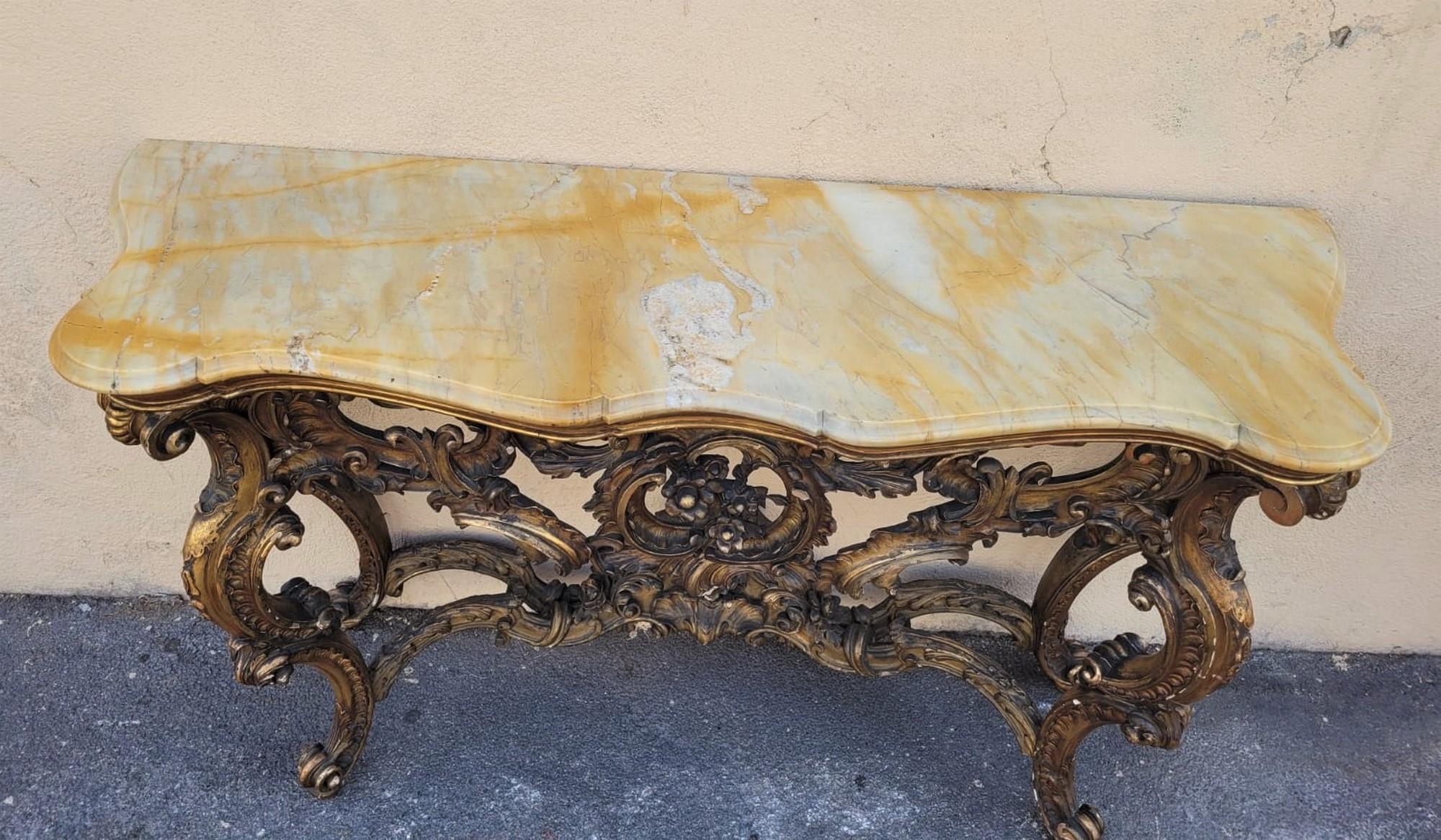 Large Louis XV style console in gilded wood and richly carved on the headband and the crosspiece; yellow marble top
Some chips and gaps in the gilding
Period late 19th century
Height 93cm
152 x 87cm.