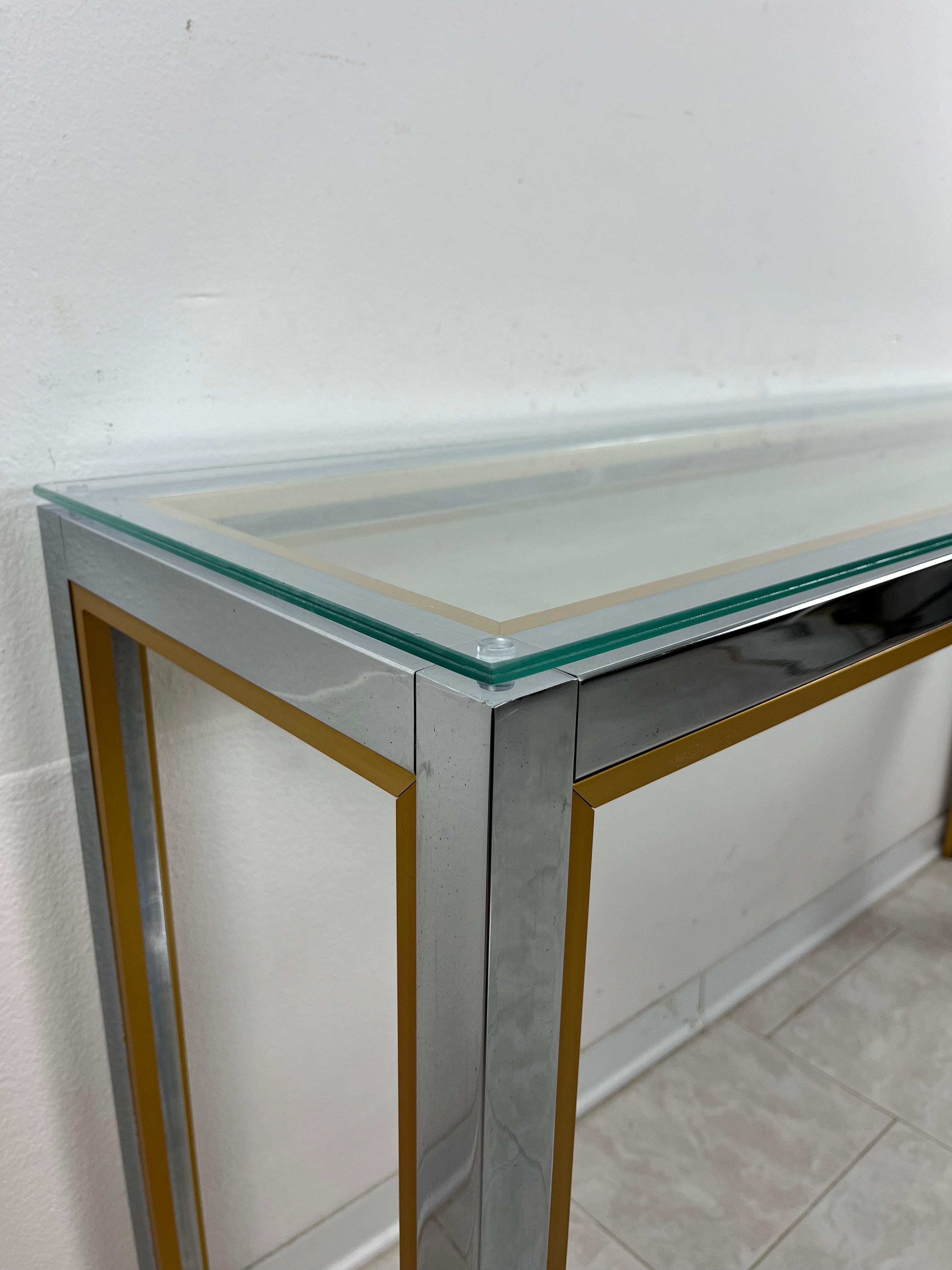 Console en métal chromé et laiton attribuée à Romeo Romeo Design italien années 1960
Dessus en verre.
Complet et en bon état.