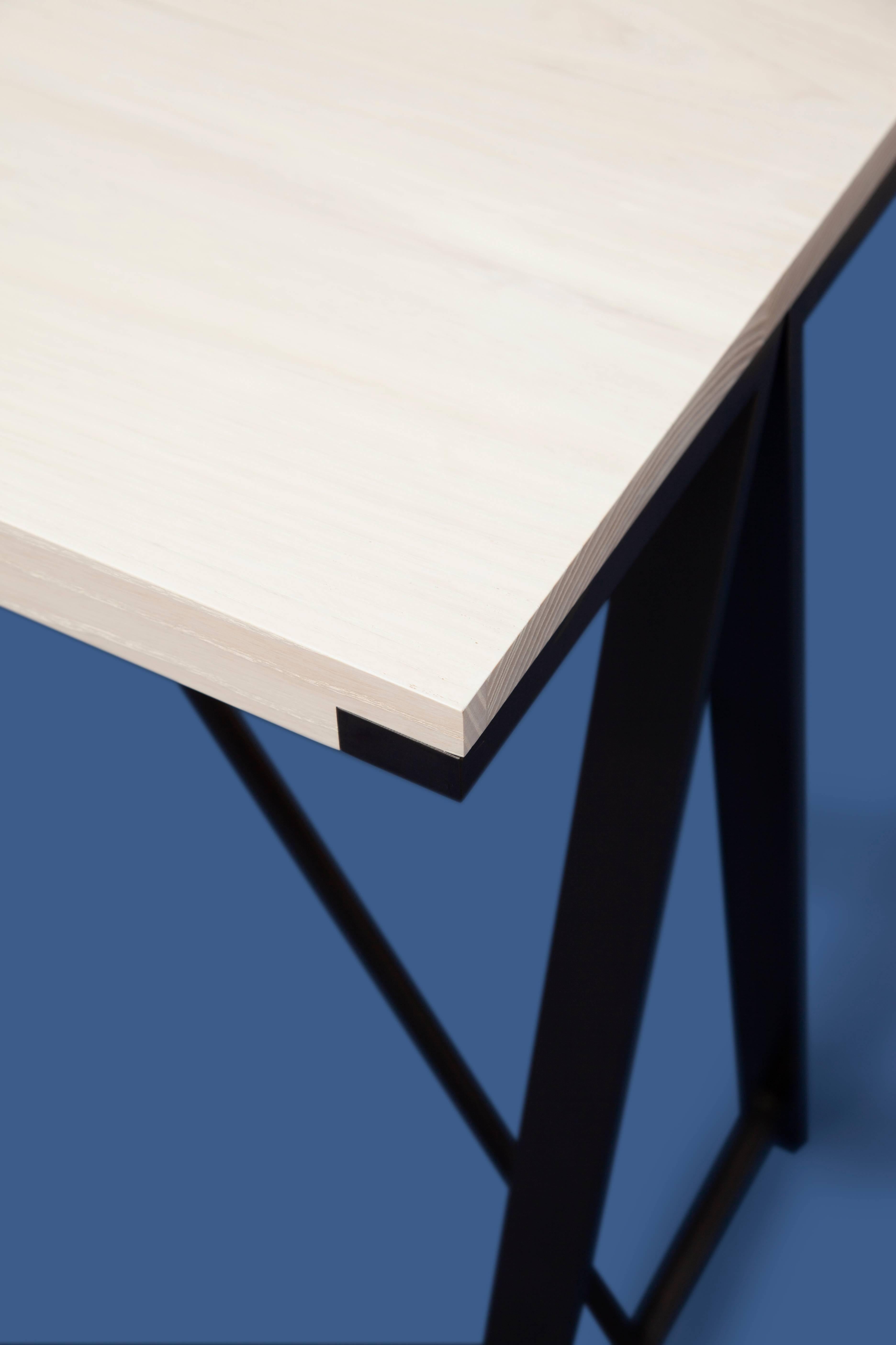 Moderne Table console contemporaine en acier noirci et frêne lavé blanc en vente