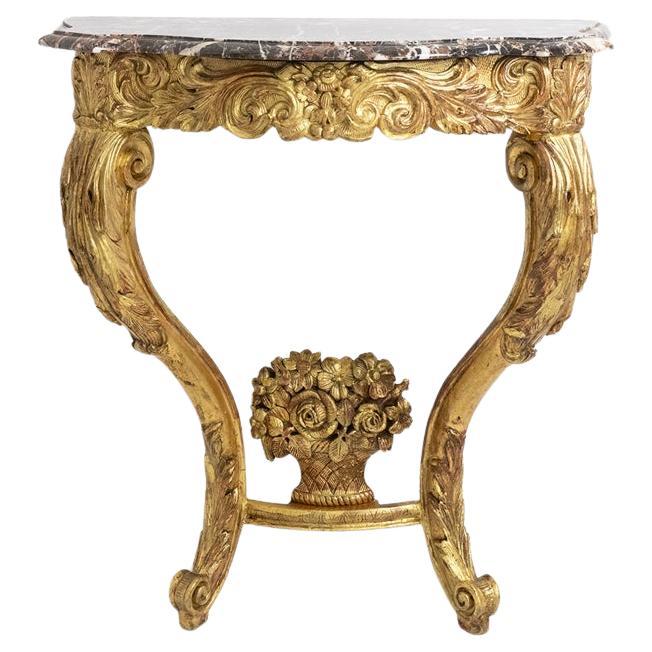 Consola de madera dorada y tallada de la época Luis XV. Alrededor de 1880.
