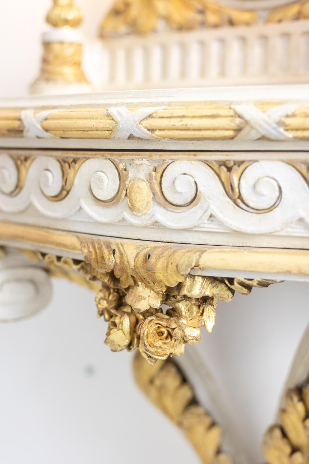 XX secolo Console in legno dorato e laccato in stile Luigi XVI. Circa 1900. in vendita