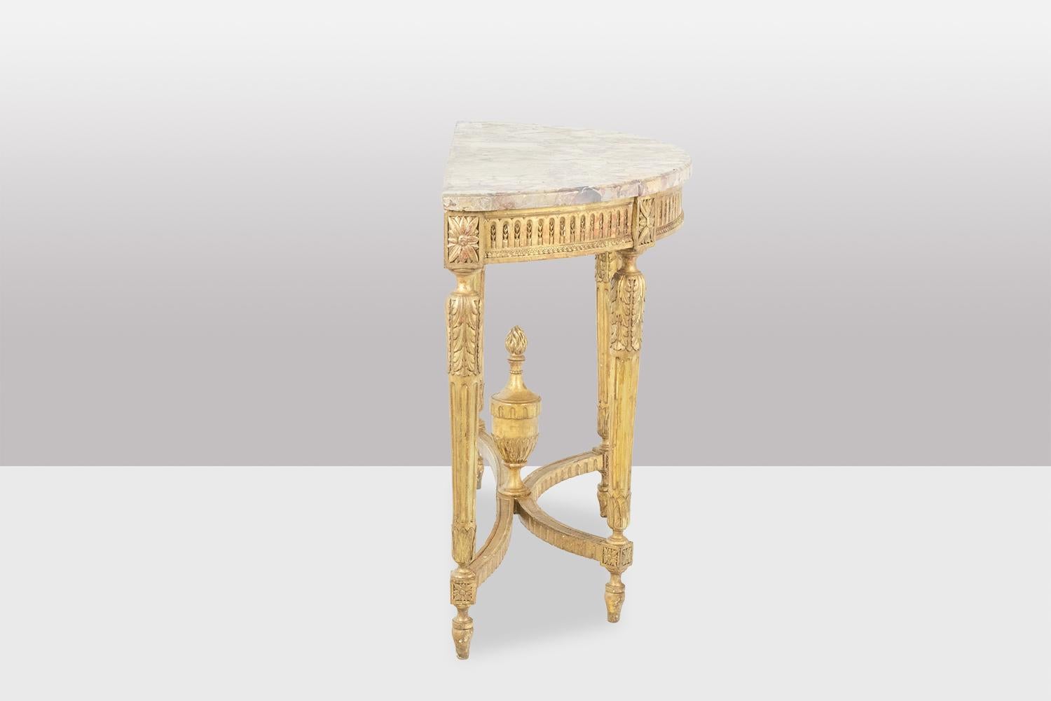 Console in gilded wood and Aleppo breccia marble. Circa 1780. In Excellent Condition For Sale In Saint-Ouen, FR