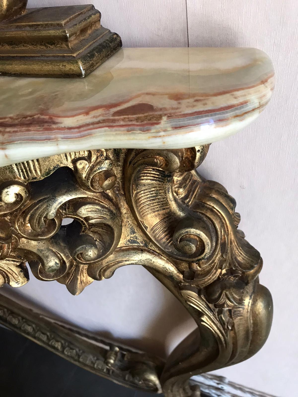Une fantastique console de style rococo en bois doré sculpté à la main avec un élégant plateau en marbre rose. Italie, circa
1940s.

*Miroir 200 cm H 167 l 15 p.