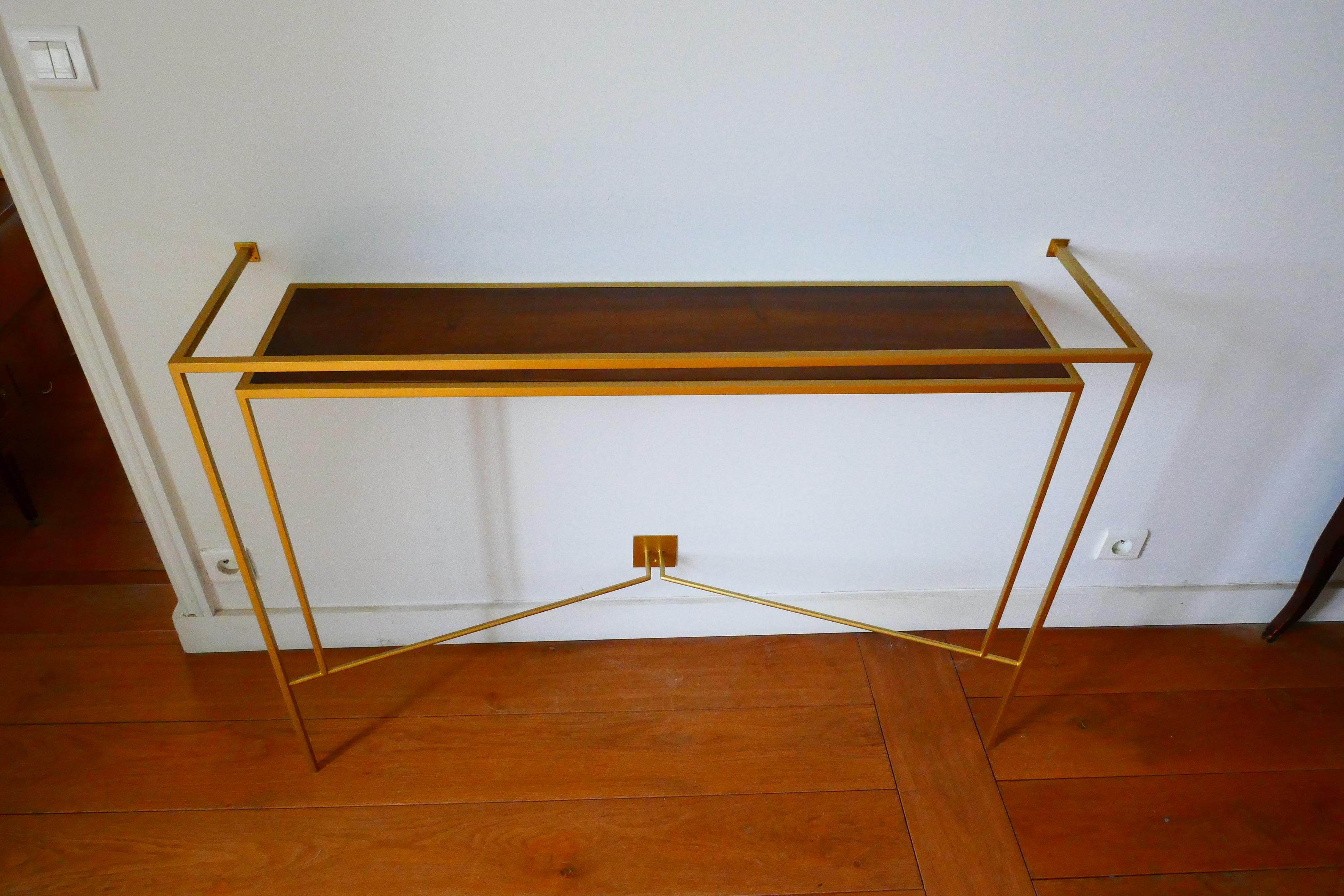 Consola en oro, pátina de bronce con un estante de nogal por Aymeric Lefort Siglo XXI y contemporáneo en venta