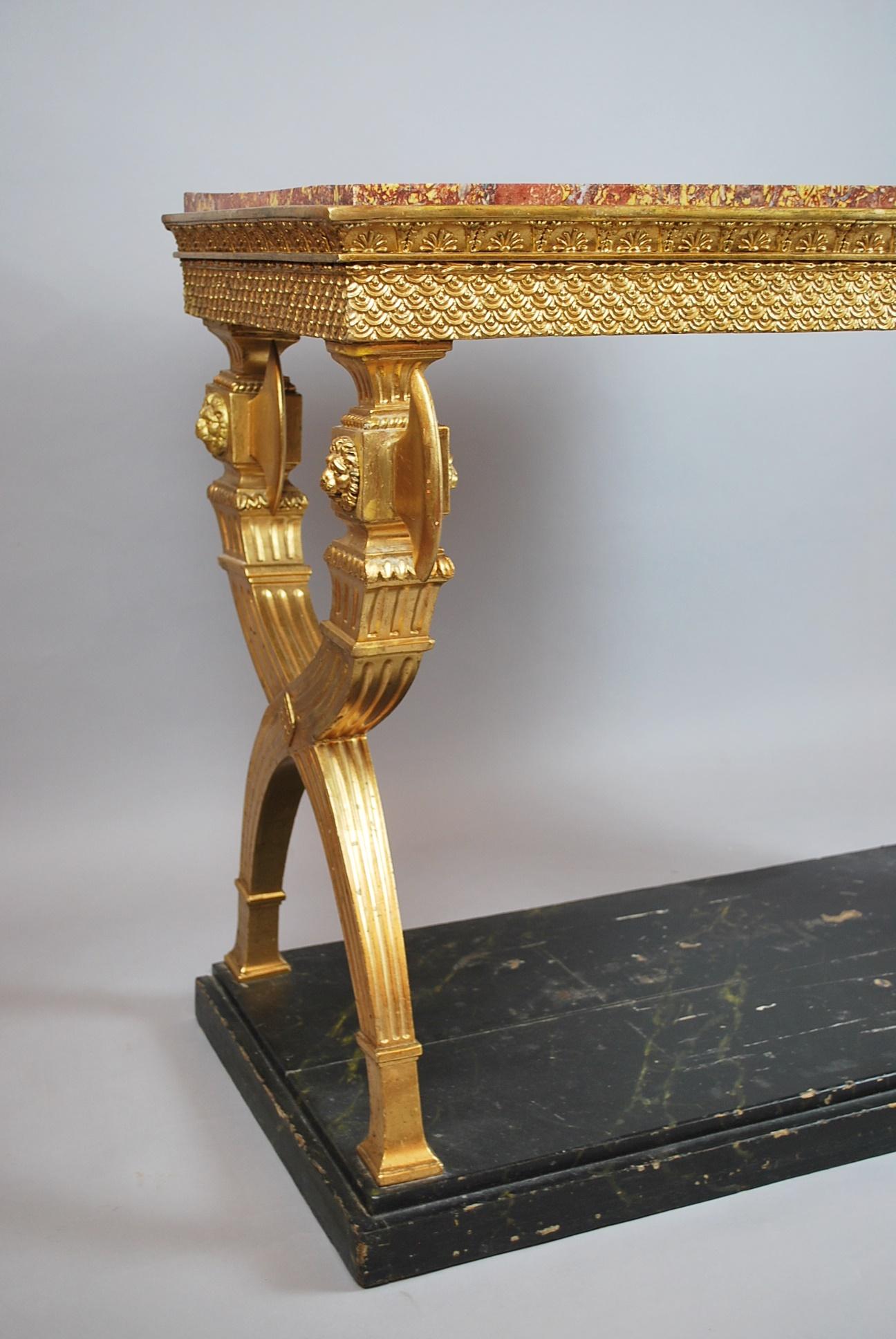 Console en bois doré et bois  Plateau en marbre, Suède, vers 1800 en vente 7