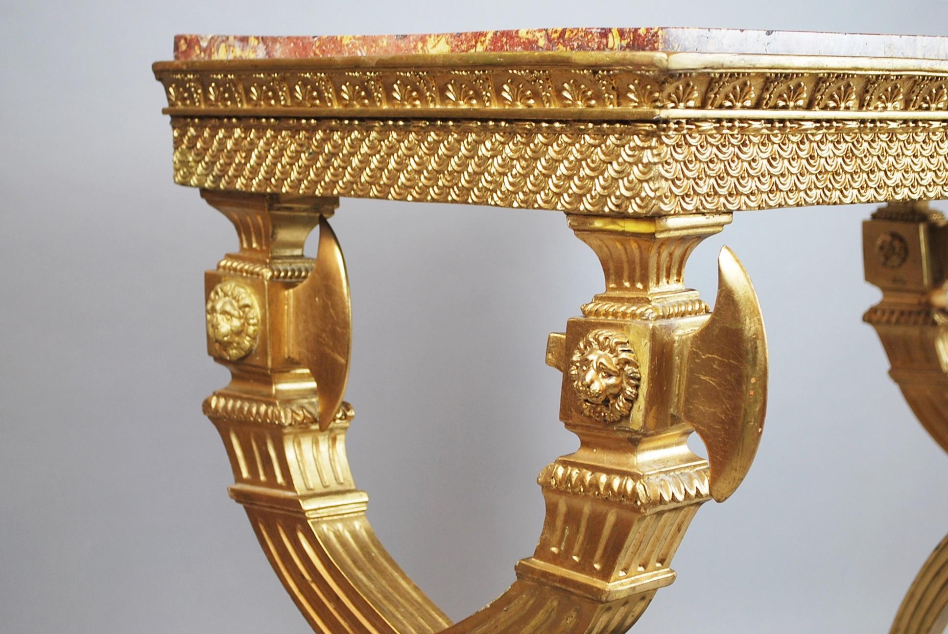 Console en bois doré et bois  Plateau en marbre, Suède, vers 1800 en vente 1