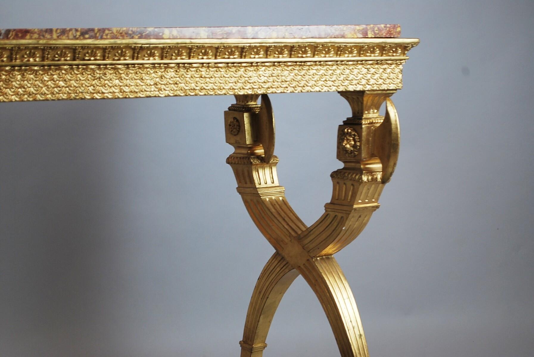 Konsole aus goldenem Holz, Marmor, Schweden, um 1800 (Frühes 19. Jahrhundert) im Angebot
