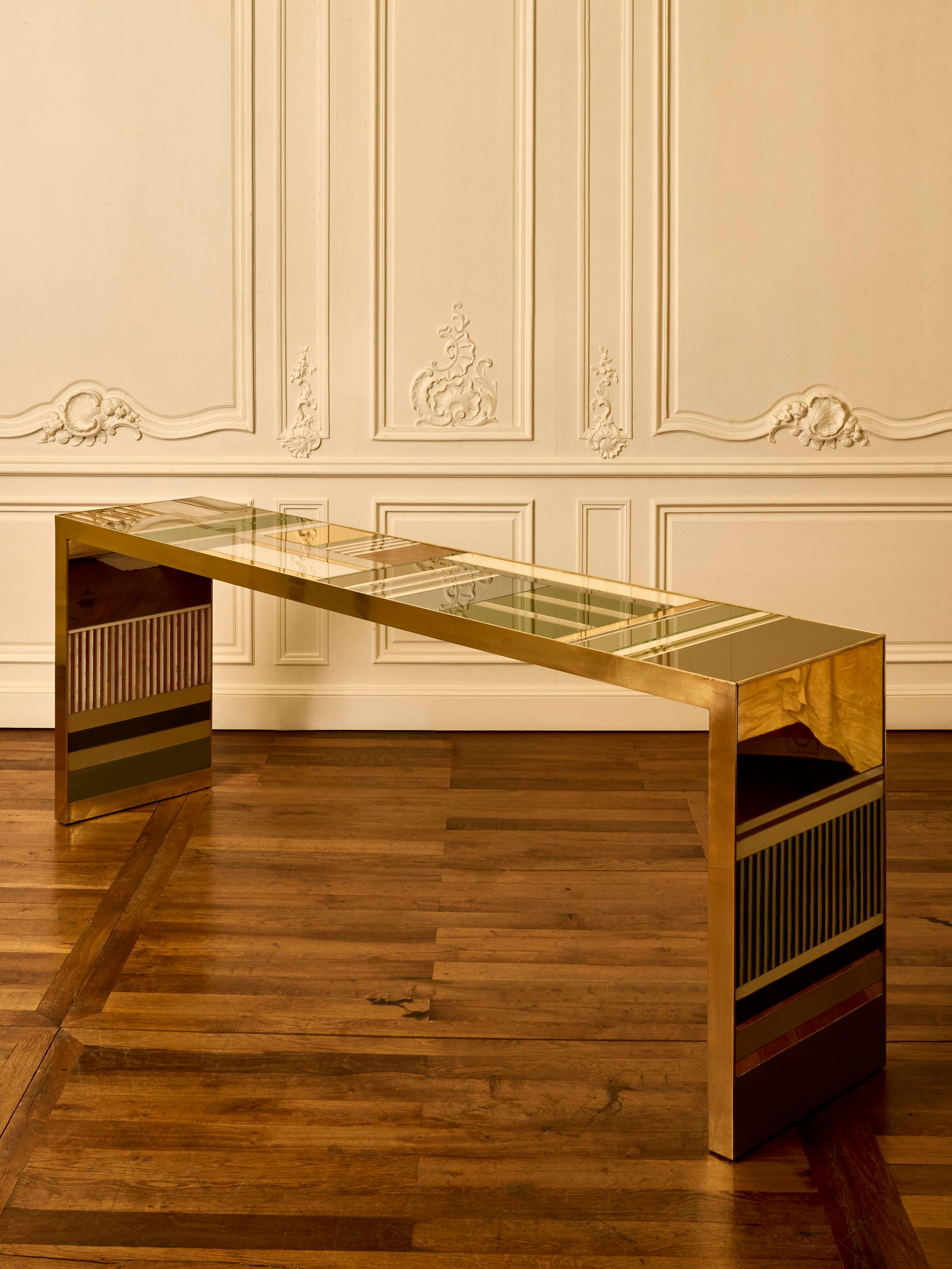 Console in marquetry of tinted mirror and brass.
Ask for availability
