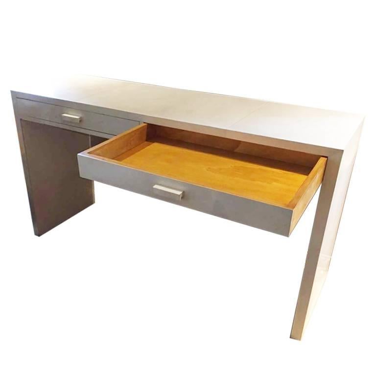 Elegantissima consolle in pergamena con due cassetti.
È possibile realizzare i nostri arredi su misura del cliente. 
È possibile utilizzare la pergamena in vari colori ( bianco, avorio, tabacco,rosso,nero,verde), così come varie essenze di legno.
I