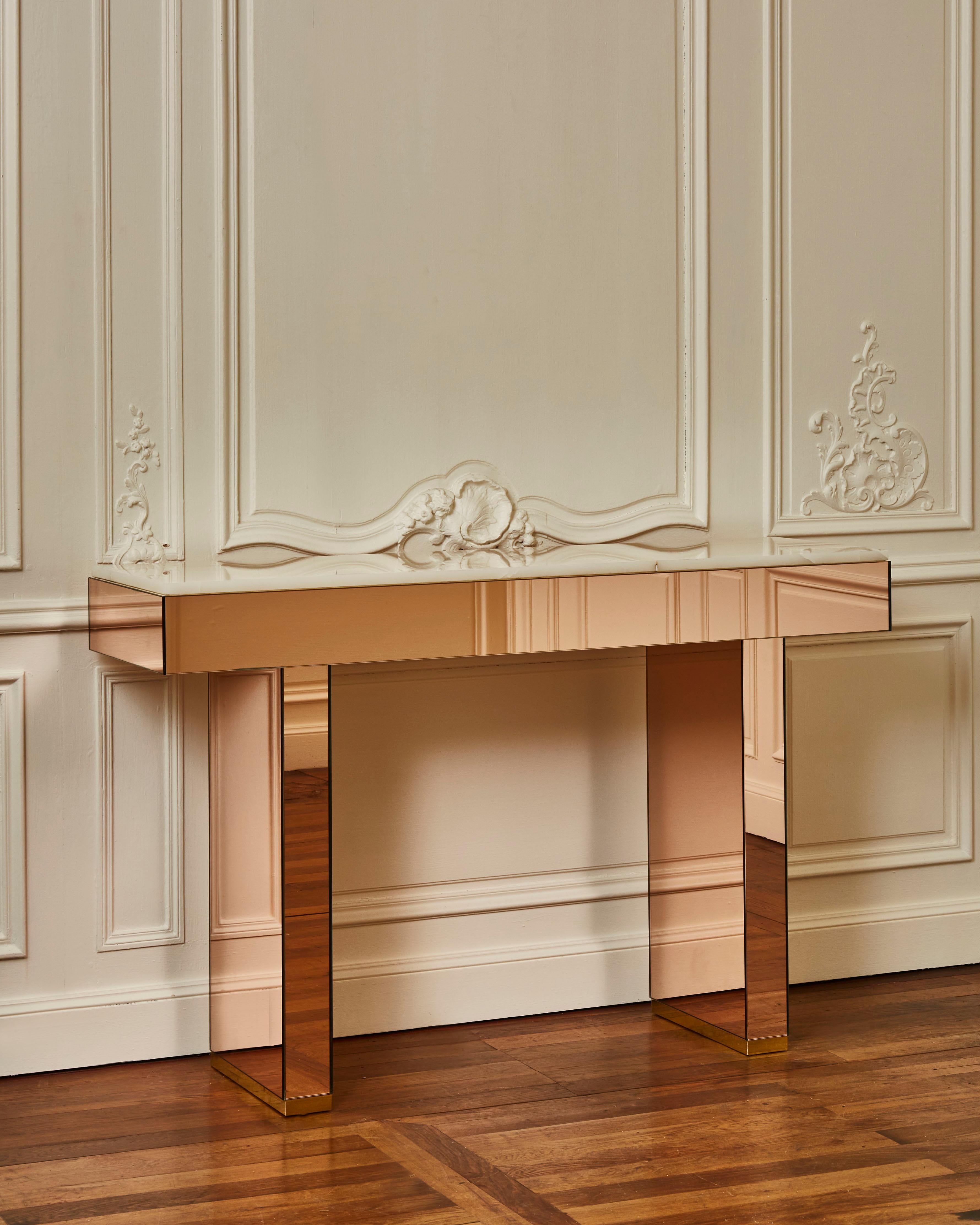 Console table in amber mirror with onyx stone.
Creation by Studio Glustin.