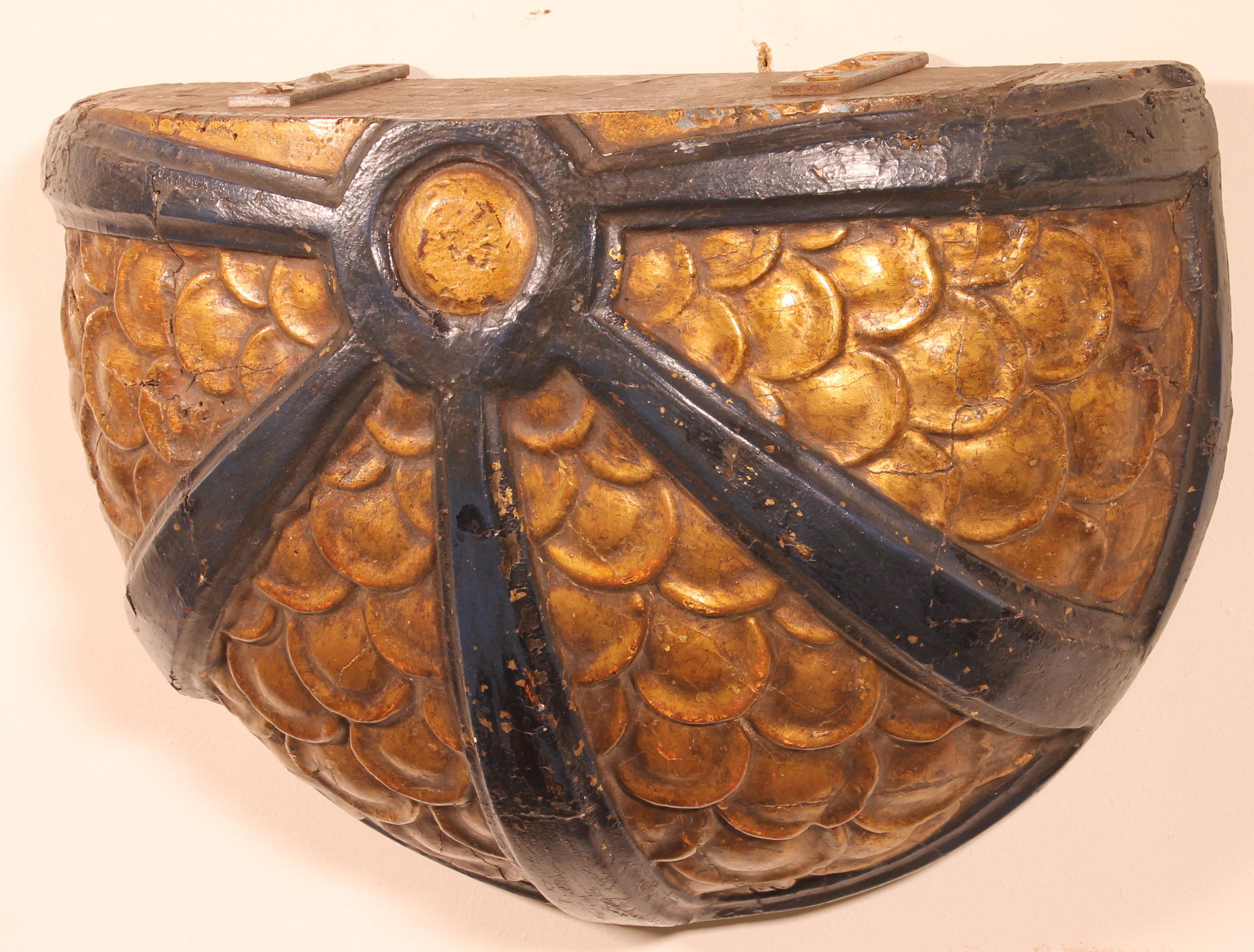 Elegante madera tallada y dorada del siglo XVII - España
Muy bonita pátina y en muy buen estado
Puede servir y sirvió en el pasado como base para una escultura de madera.