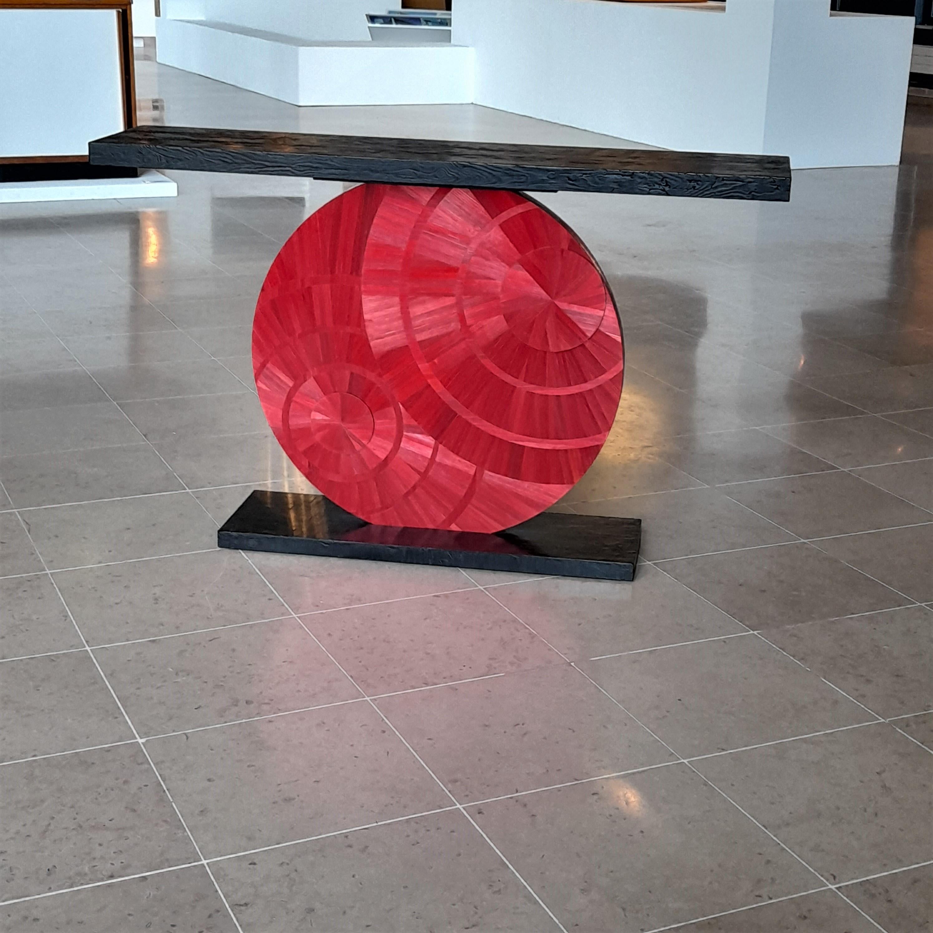 consola en marquetería de paja roja y madera quemada, por les2ebenistes Moderno en venta