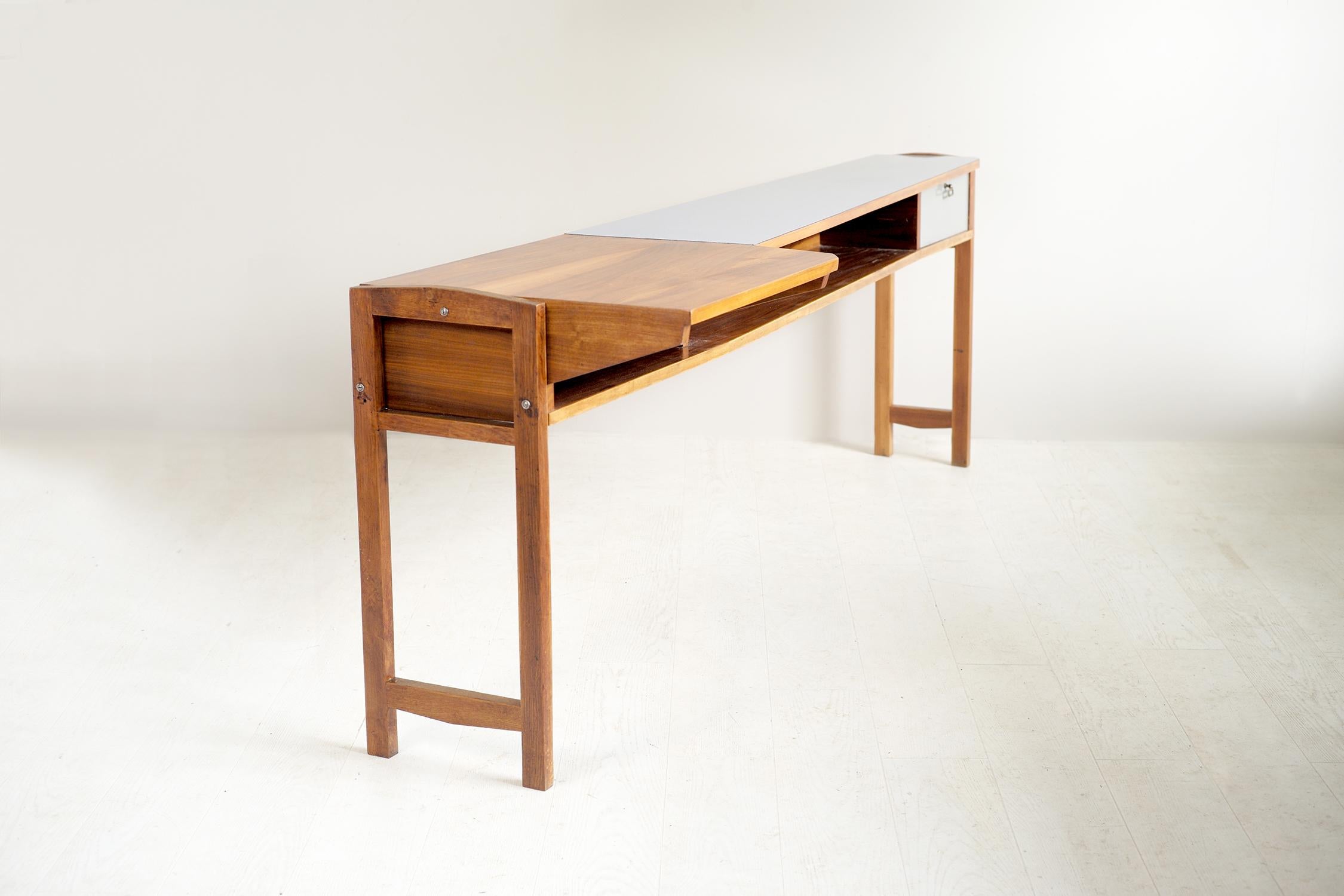 Console in Walnut and Formica, Italy, 1955 In Good Condition In Catonvielle, FR