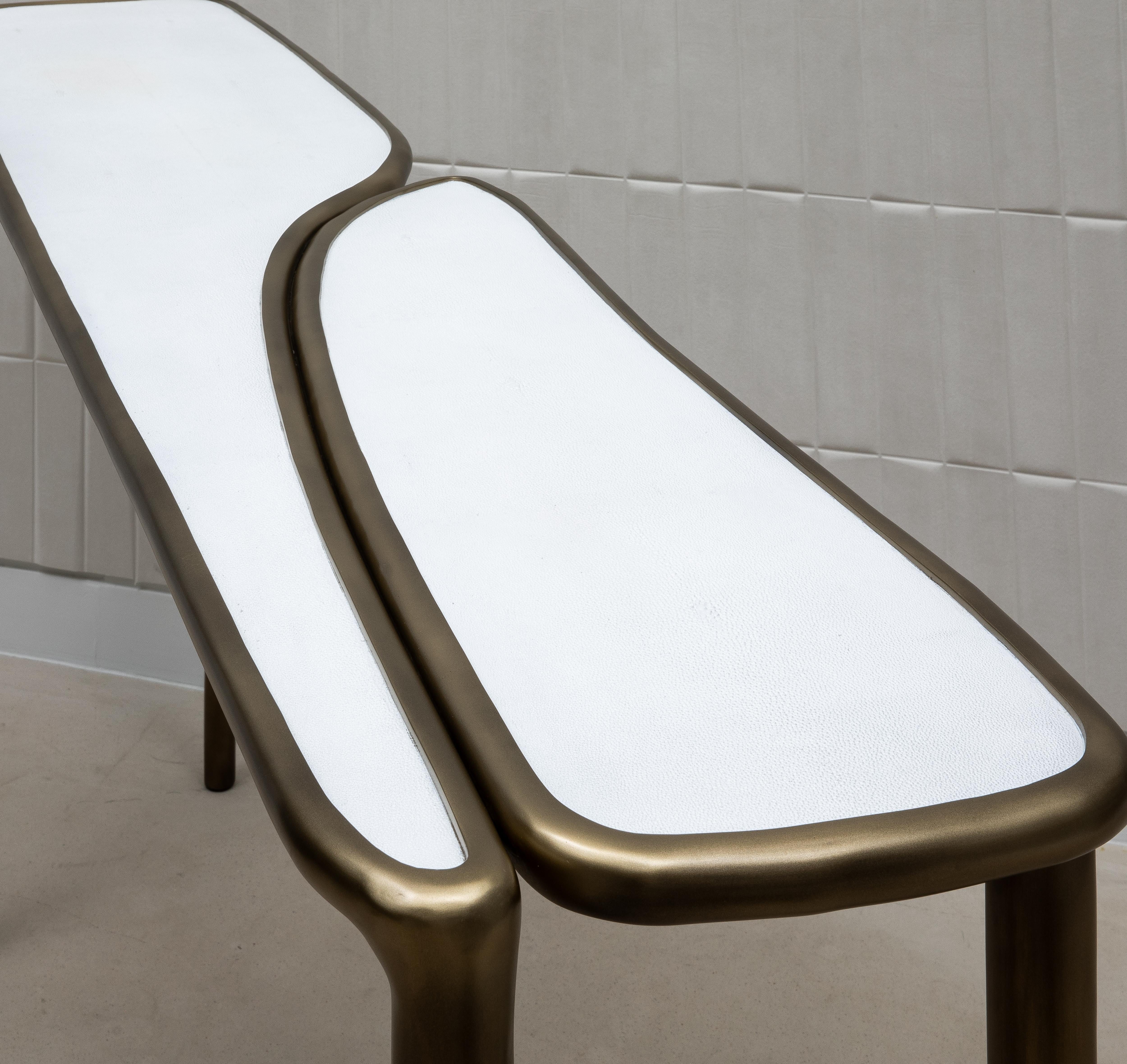 Console en galuchat blanc avec laiton patiné bronze par R&Y Augousti en vente 5