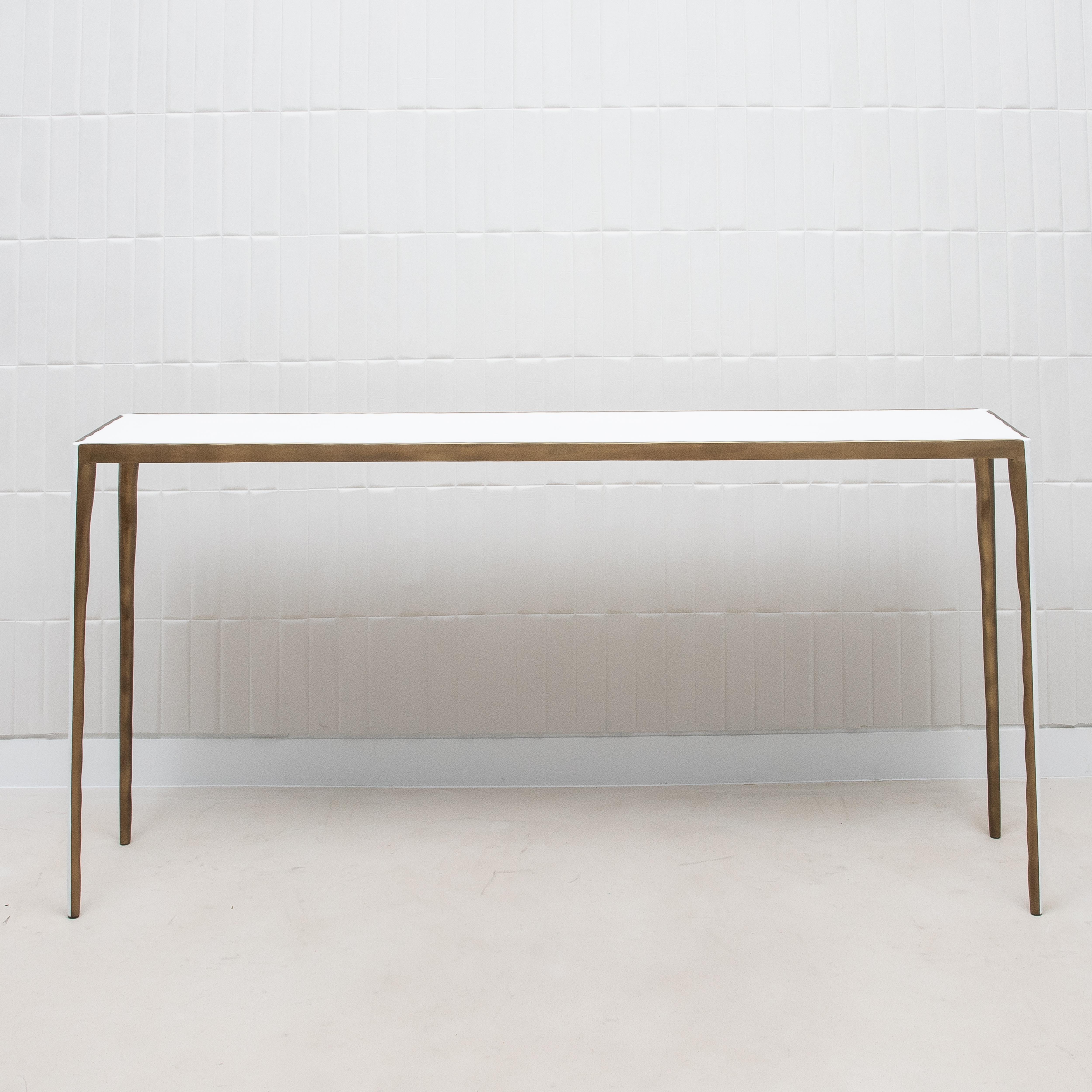 La console Melting di R&Y Augousti è un'incarnazione mozzafiato dell'opulenza, realizzata meticolosamente per essere il gioiello della corona di qualsiasi spazio lussuoso. Avvolta dalla bellezza eterea dello zigrino bianco, questa consolle irradia