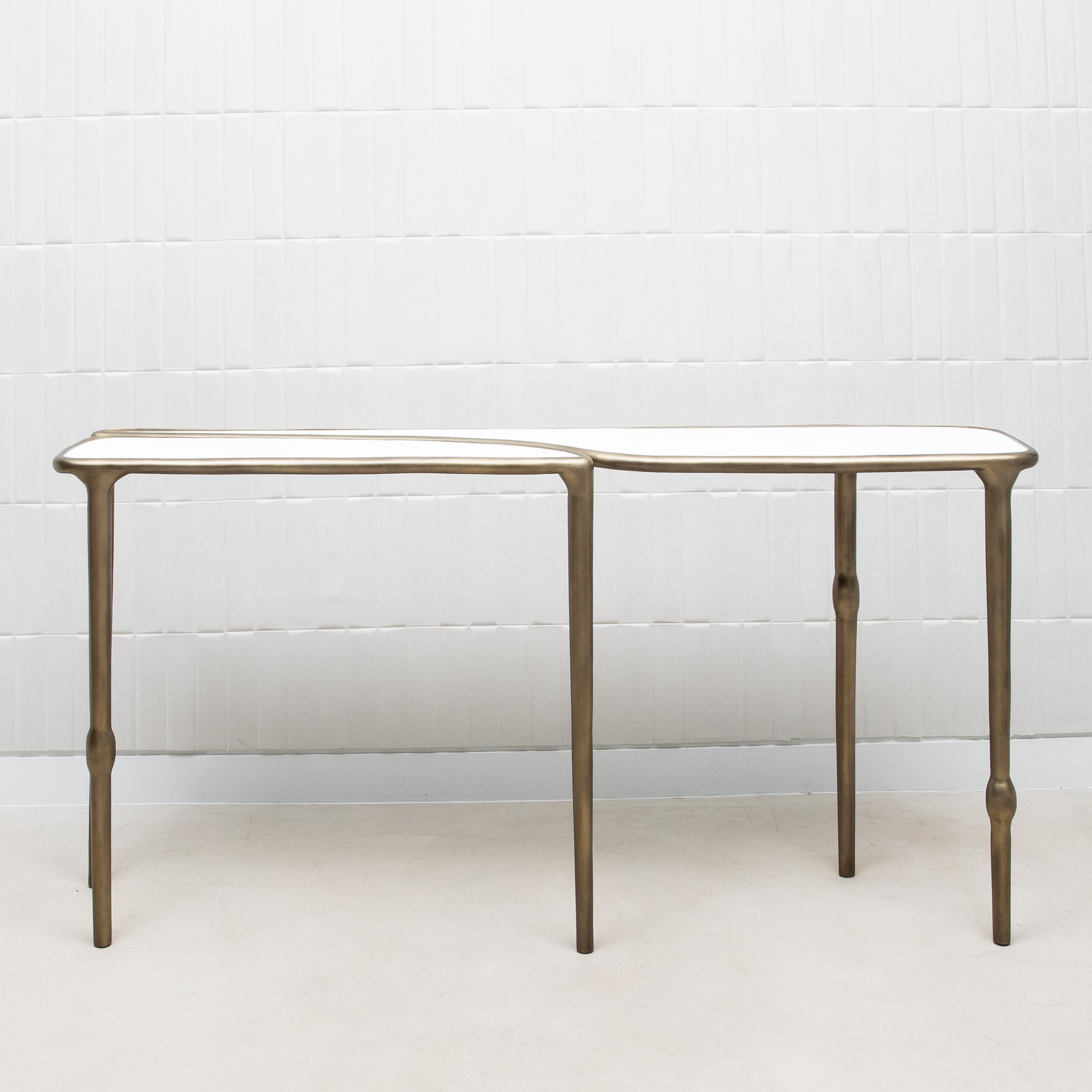 La console Frequency de R&Y Augousti est un mélange magistral de design contemporain et d'artisanat luxueux, conçu pour captiver les goûts les plus exigeants. La forme ondulante de la console, enveloppée de galuchat blanc immaculé, évoque un sens du