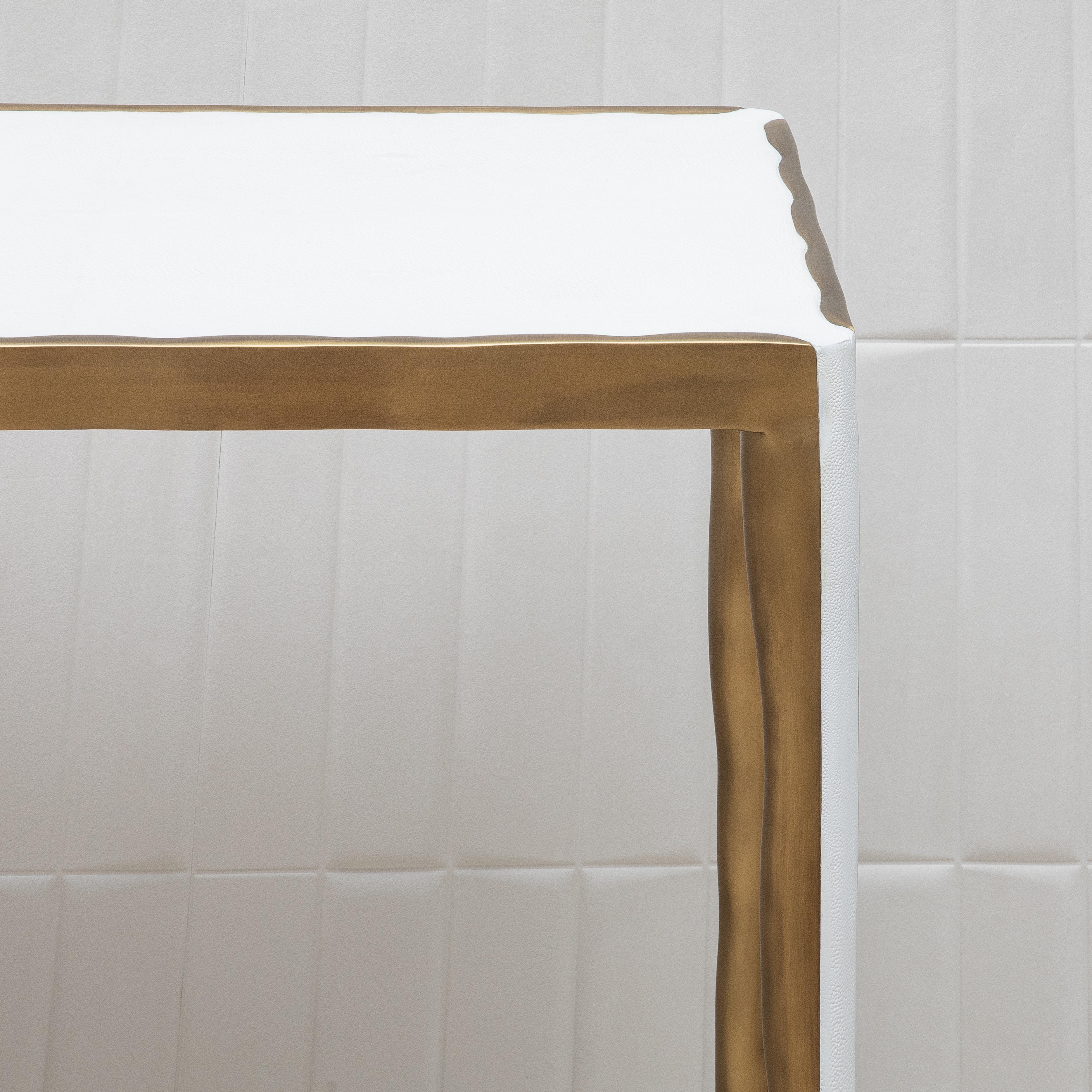Filippino Console in zigrino bianco con ottone patinato bronzo di R&Y Augousti in vendita