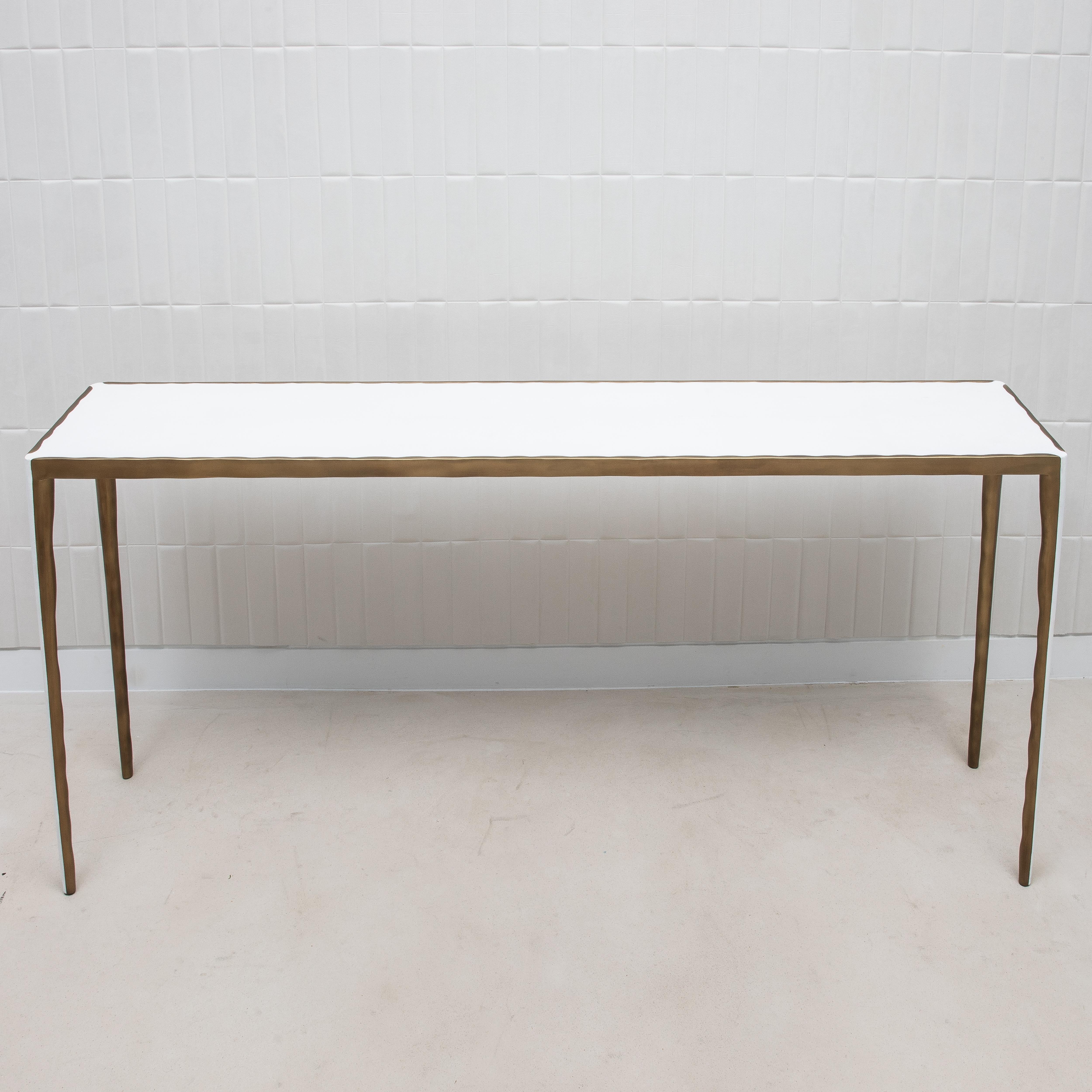 Fatto a mano Console in zigrino bianco con ottone patinato bronzo di R&Y Augousti in vendita