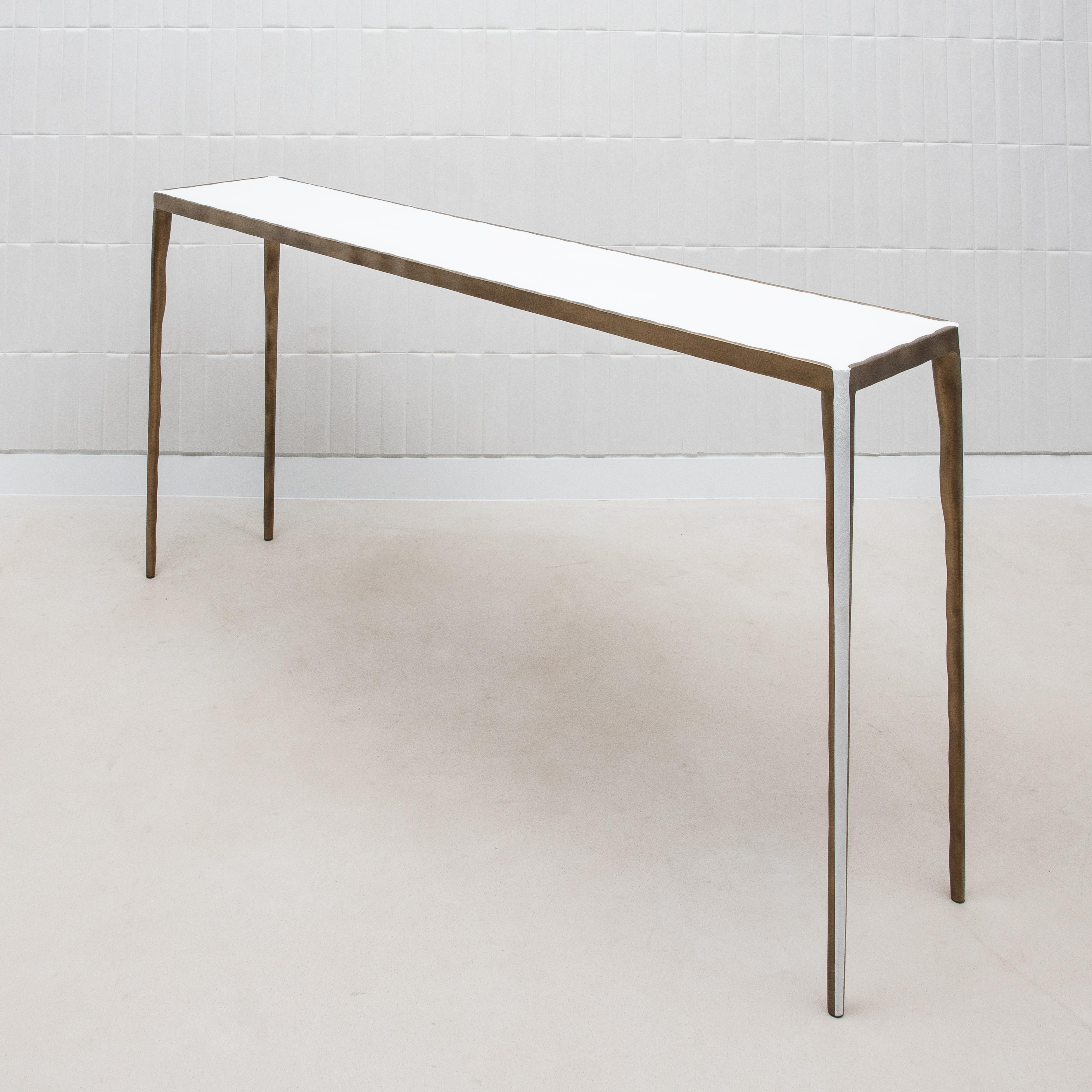 XXI secolo e contemporaneo Console in zigrino bianco con ottone patinato bronzo di R&Y Augousti in vendita