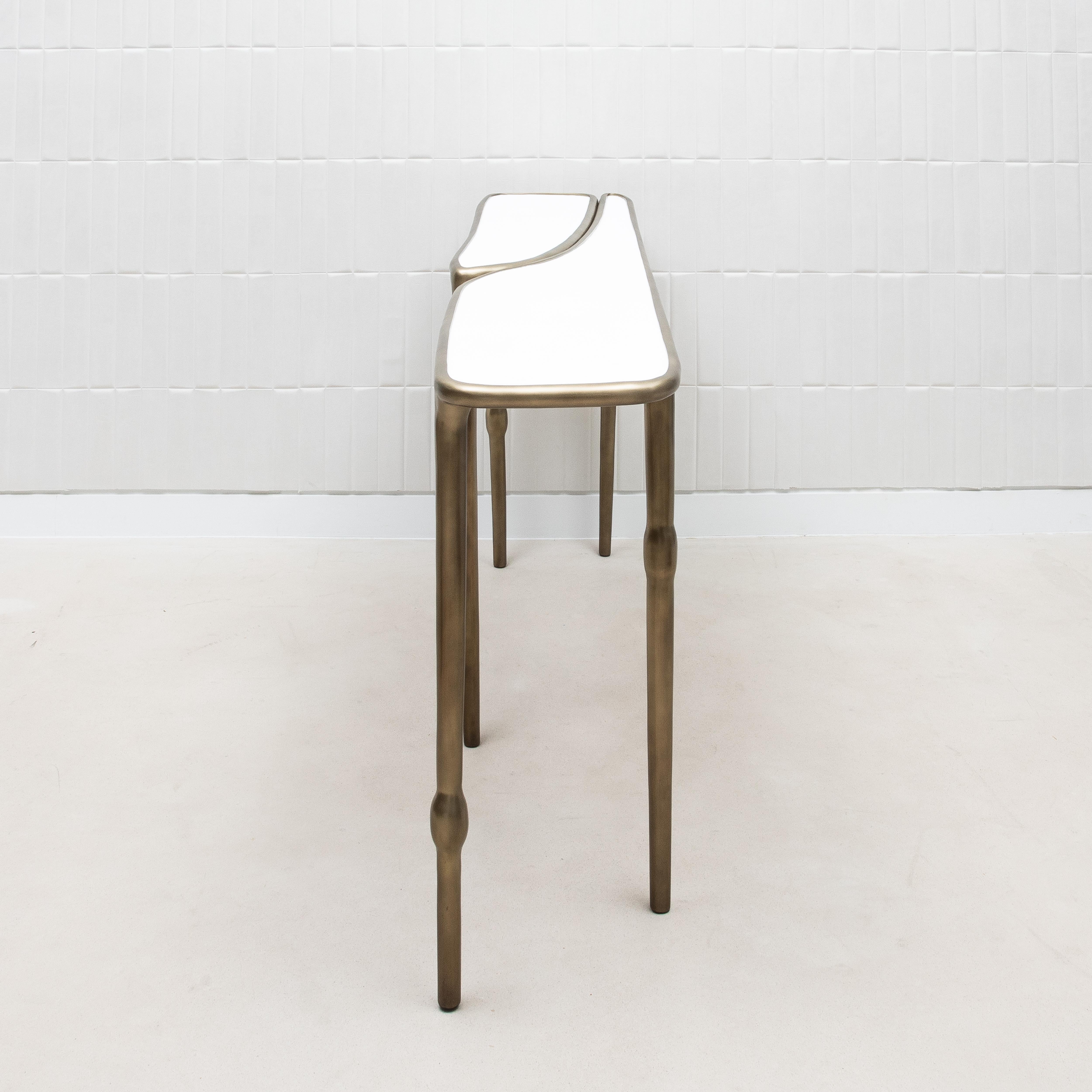 XXIe siècle et contemporain Console en galuchat blanc avec laiton patiné bronze par R&Y Augousti en vente