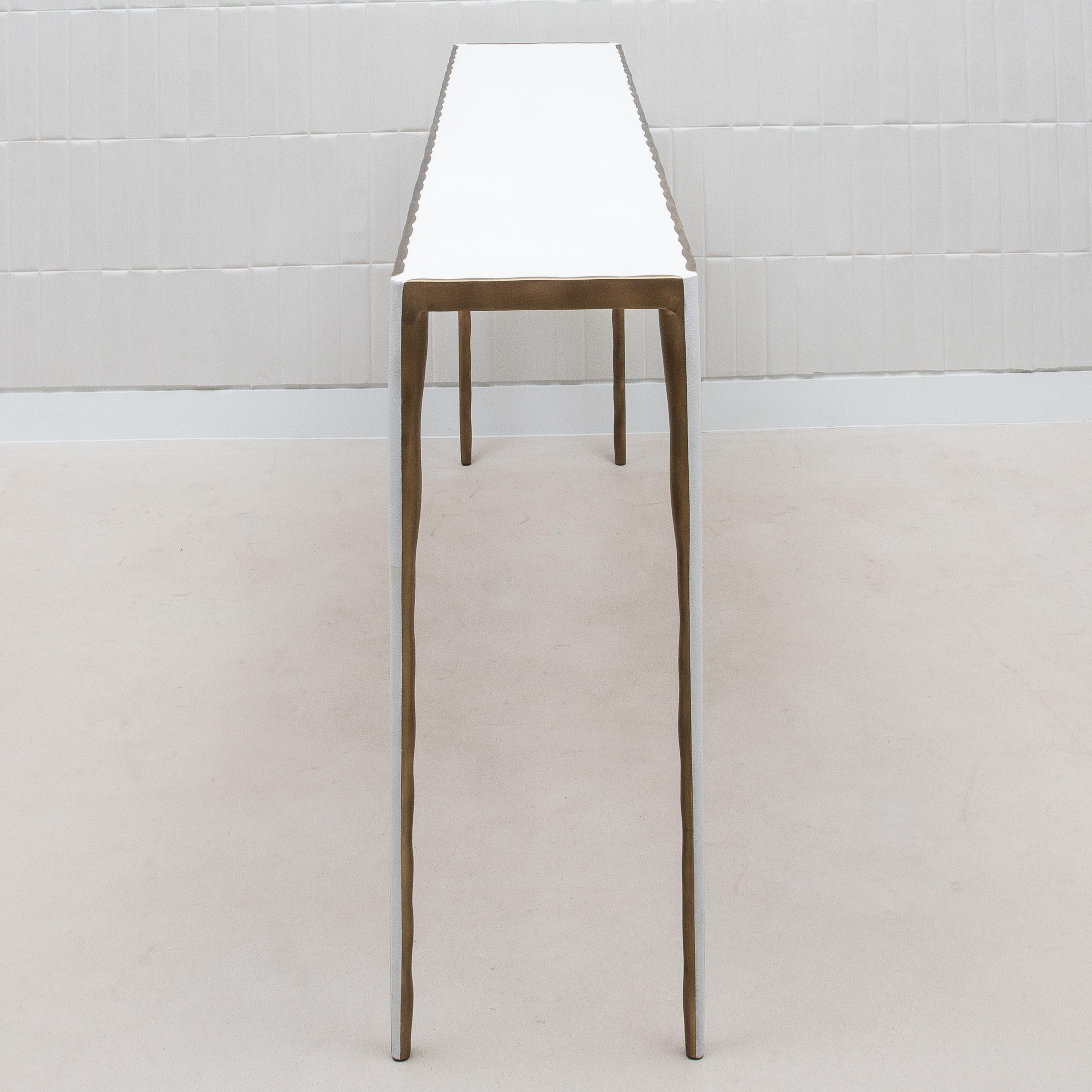 Ottone Console in zigrino bianco con ottone patinato bronzo di R&Y Augousti in vendita