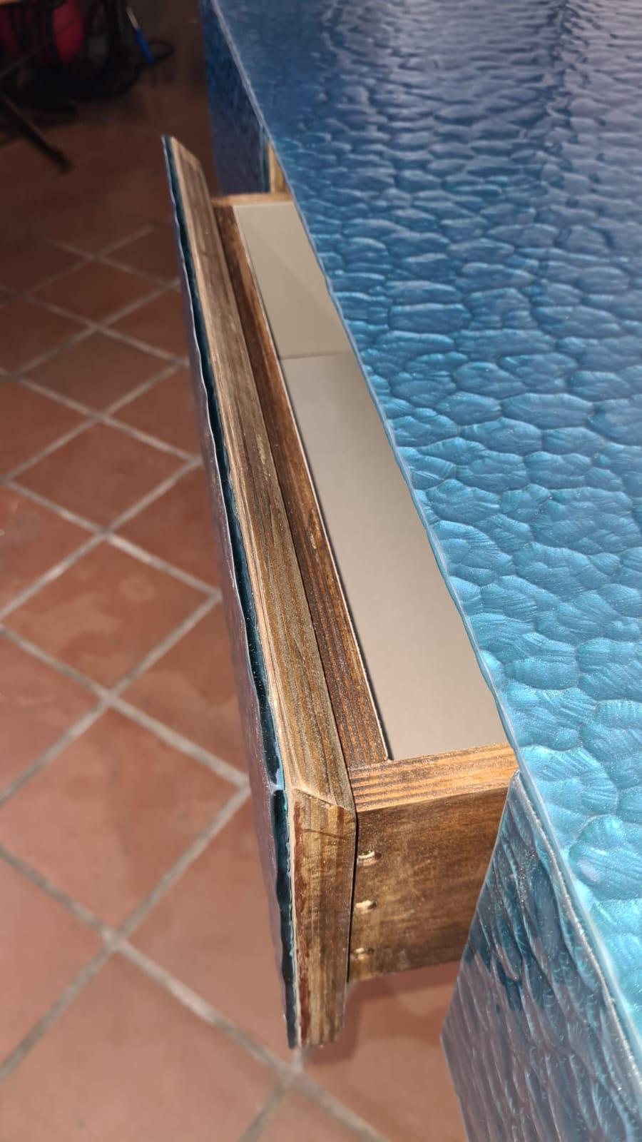 Cette table console aux lignes simples et épurées, réalisée à partir d'un cadre en bois de bouleau, est dotée de trois tiroirs spacieux garnis de velours à l'intérieur qui disparaissent dans sa ligne. 
Il est soutenu par un pied en laiton soudé à la