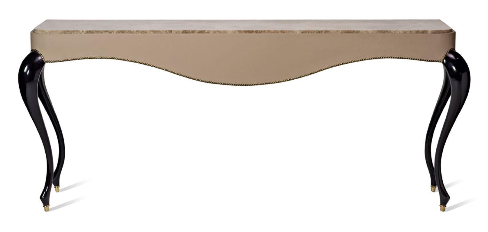 Gambe della console Rivestimento in pelle laccata lucida con chiodi Tappi del piano in marmo in bronzo In condizioni Nuovo in vendita a London, GB