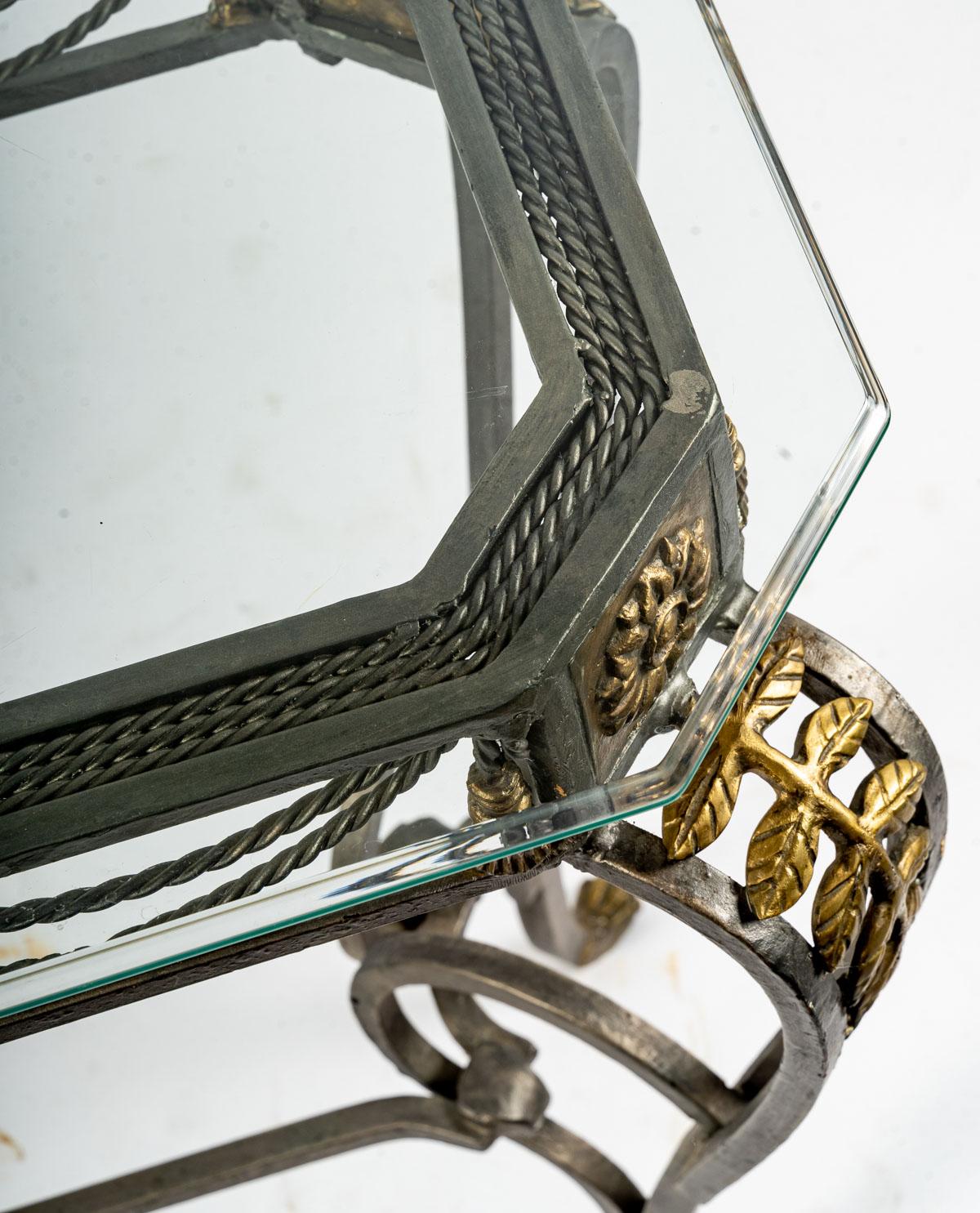 Console, Louis XV style. Wrought iron, glass top, 20th century.
Measures: h: 75 cm, l: 110 cm, d: 39 cm