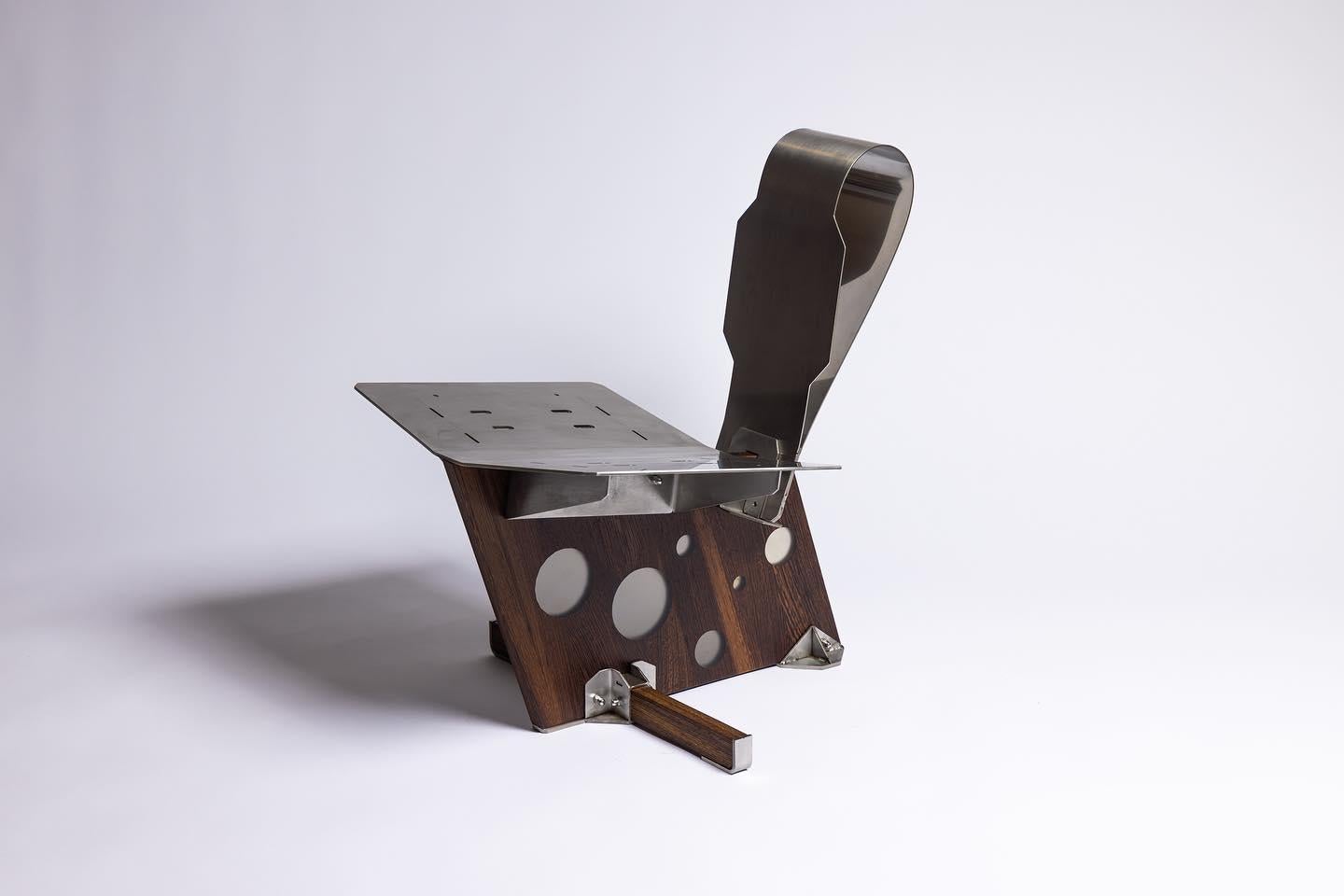 Chaise basse console par Konstantin Achkov Studio
Édition limitée
Dimensions : D 66 x L 50 x H 66 cm. SH : 37 cm.
MATERIAL : Bois de chêne, résine époxy et acier inoxydable.

Konstantin Achkov est un sculpteur bulgare de premier plan. Depuis près de