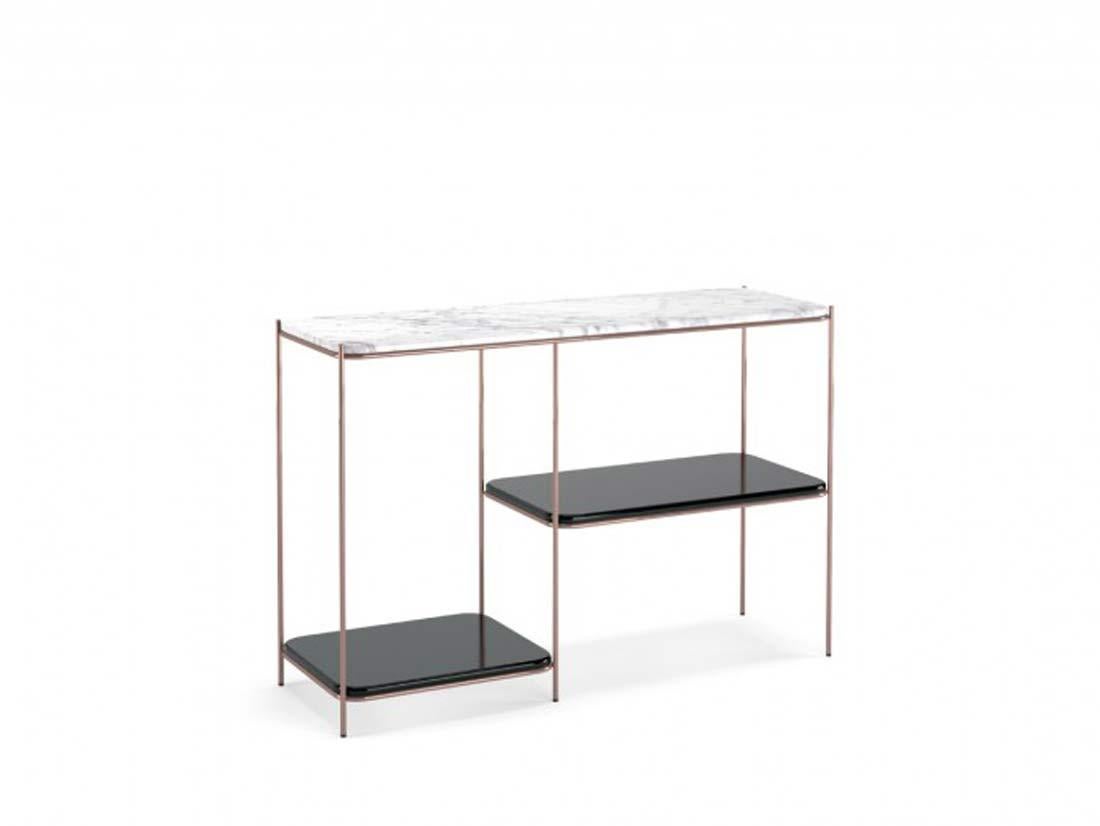 Console
Dessus en marbre Bianco Carrara
Dessus en laque noire
Pieds en acier inoxydable cuivré
Mesures : L 120 cm, P 40 cm, H 80 cm
Temps de production : 6 semaines.