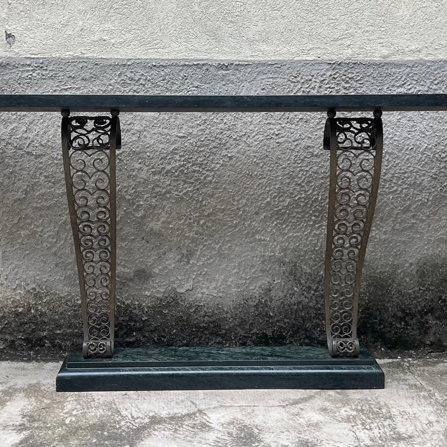 schlüsselwörter:
Art Deco Konsolentisch, Schmiedeeisen und Marmor, Verde Alpi Marmor, Edgar Brandt Stil, 1930er Jahre italienisches Design, handgeschmiedetes Eisen, dekorative Eisenarbeiten, Eingangskonsole, Pariser Art Deco Einfluss, skulpturaler