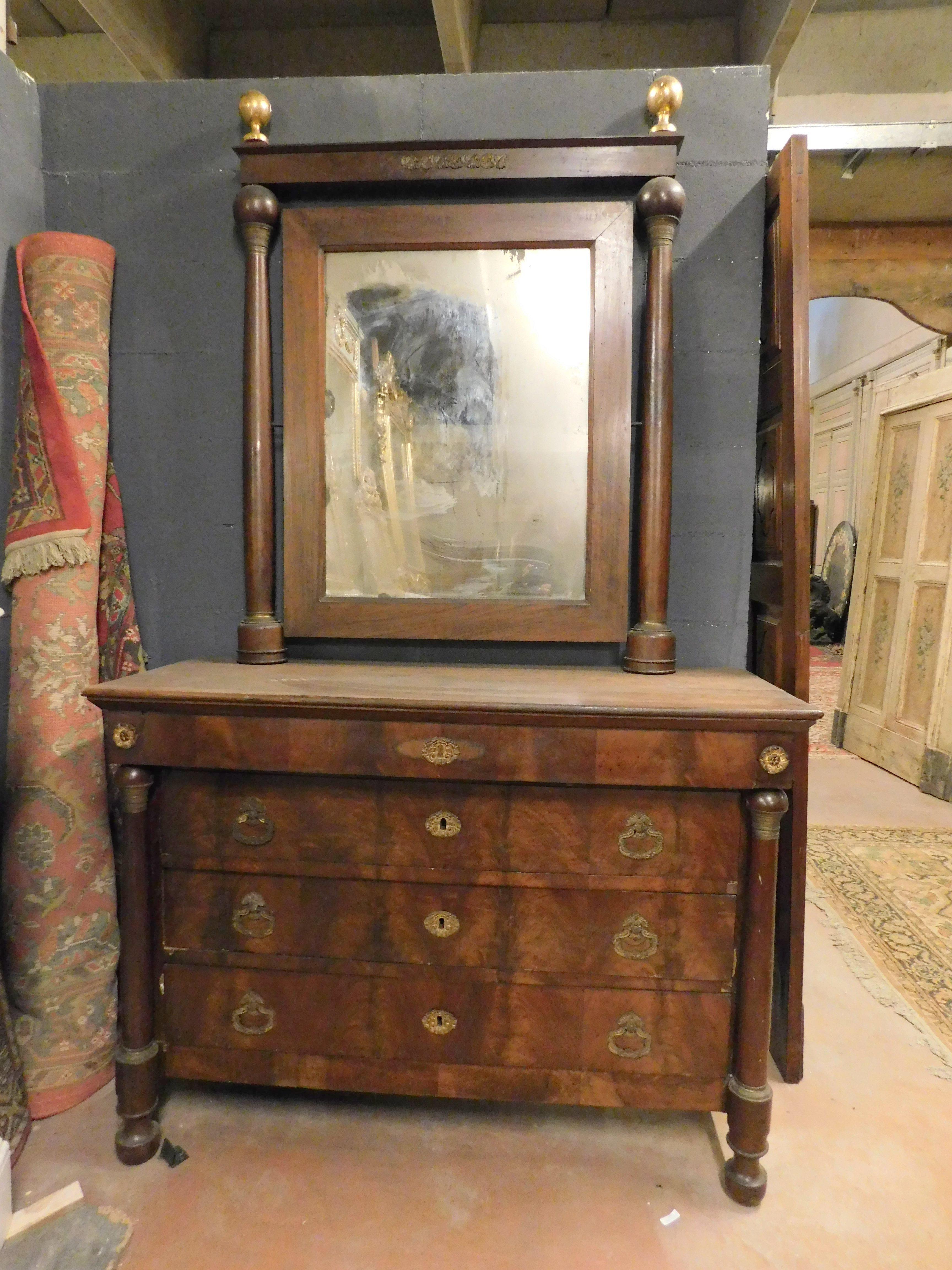 Ancient console complete with mirror and chest of drawers, built in precious veneered walnut wood, enriched with gilded bronzes, complete and original, coming from a villa in Italy from the early 19th century, measuring w 128 cm x h 219 (93 cm