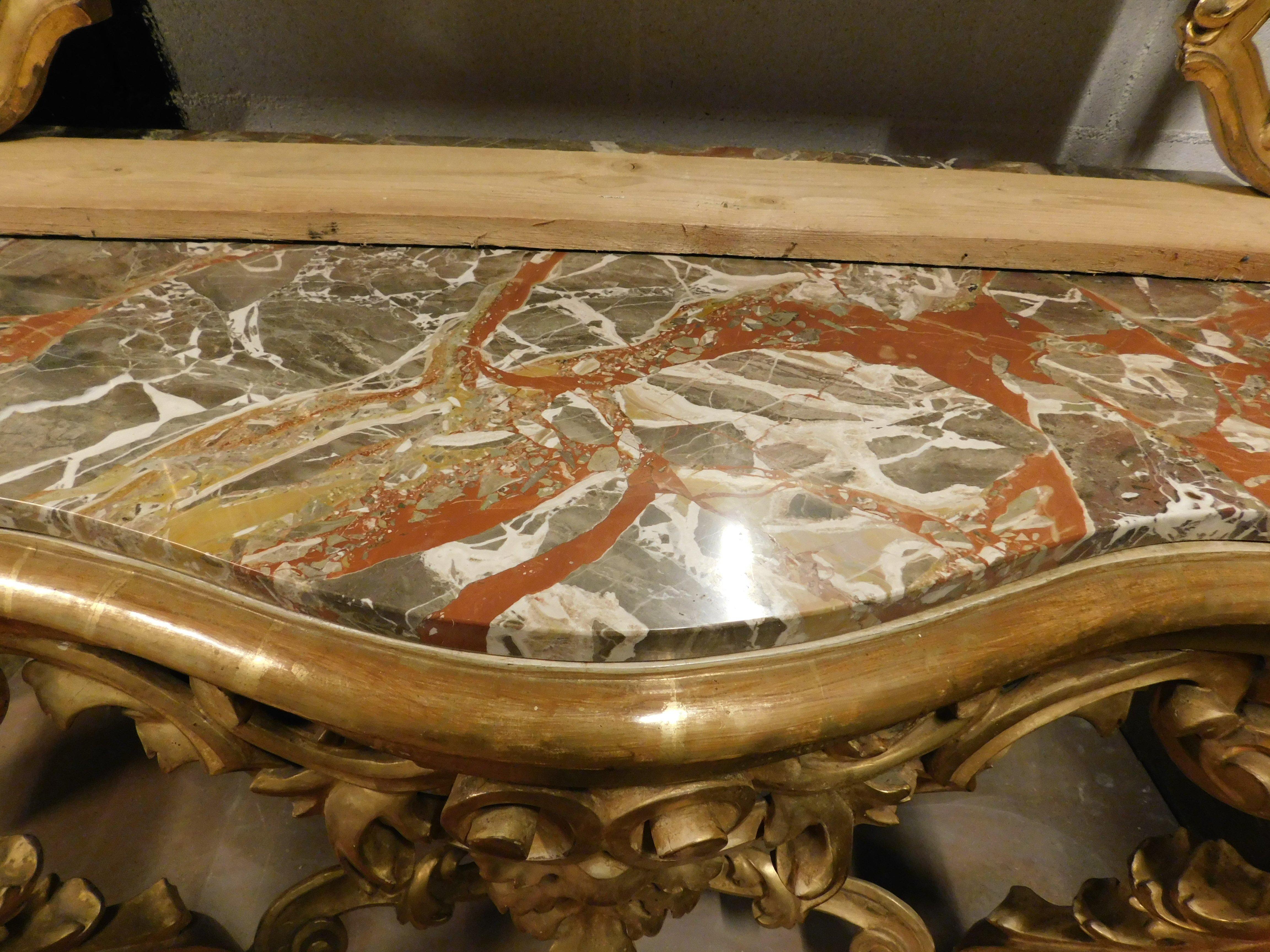 Miroir console aux décorations florales sculptées en bois doré, dessus en marbre rouge, Naples en vente 3