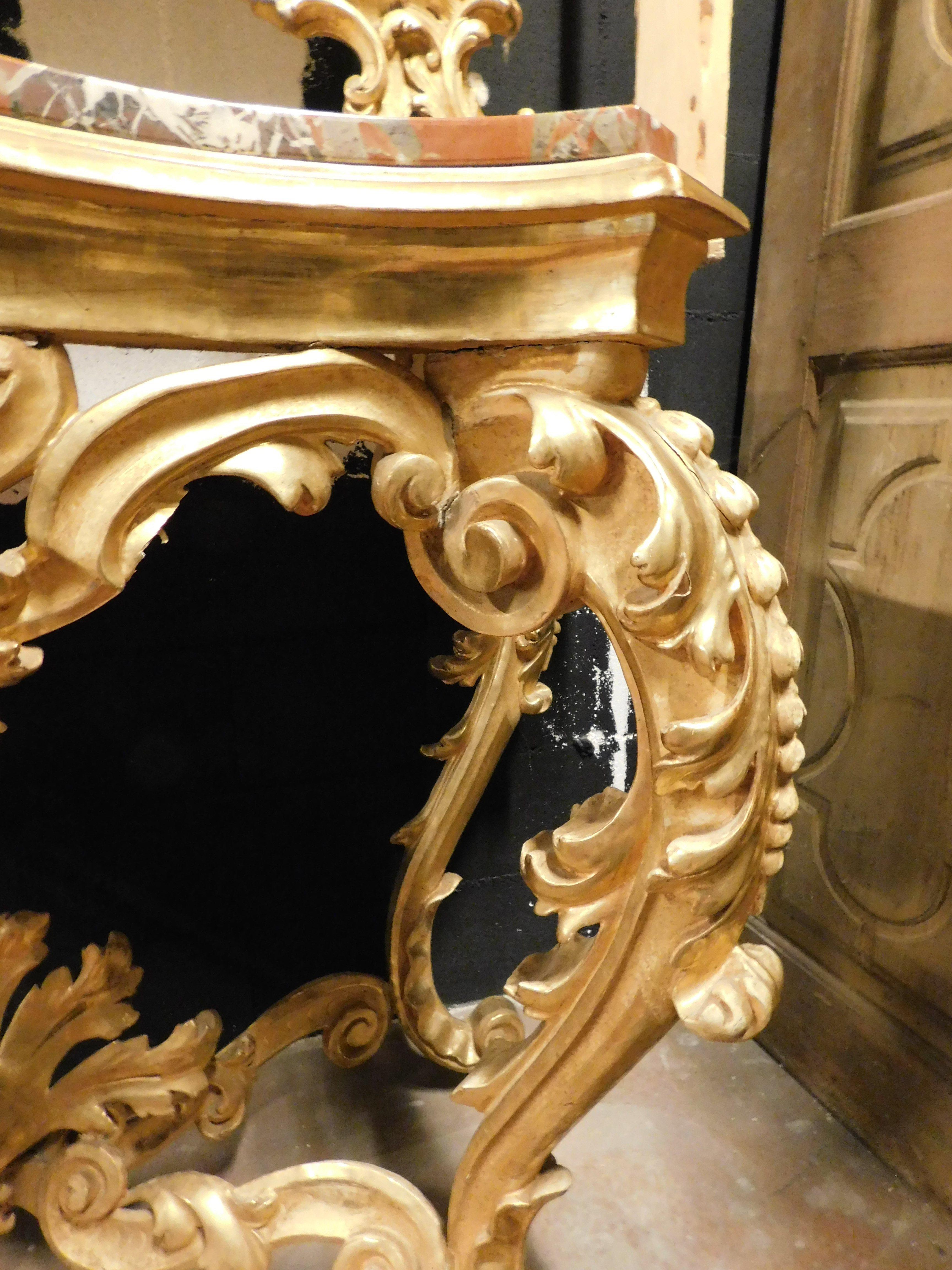 Miroir console aux décorations florales sculptées en bois doré, dessus en marbre rouge, Naples en vente 4