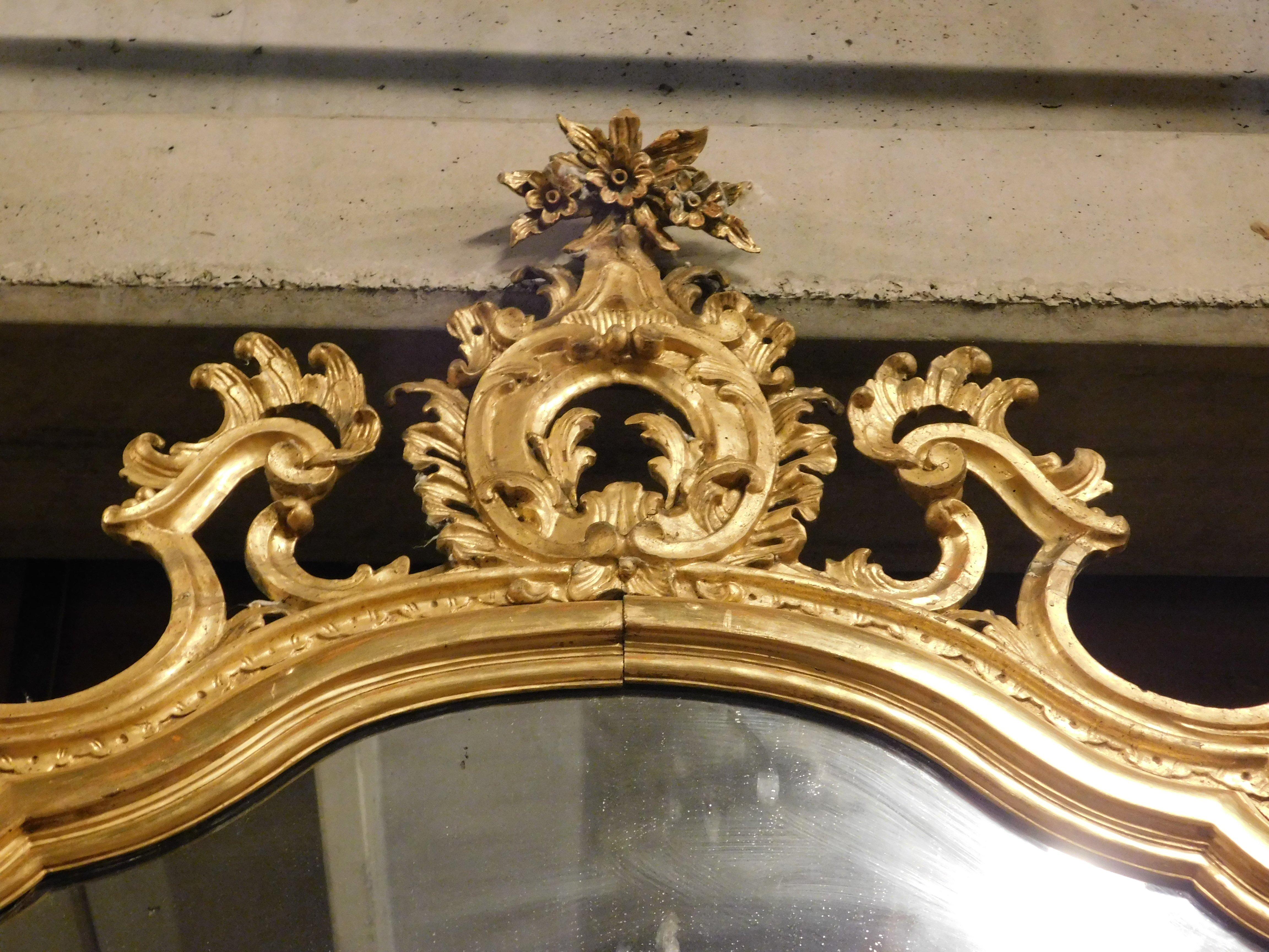 Miroir console aux décorations florales sculptées en bois doré, dessus en marbre rouge, Naples en vente 7