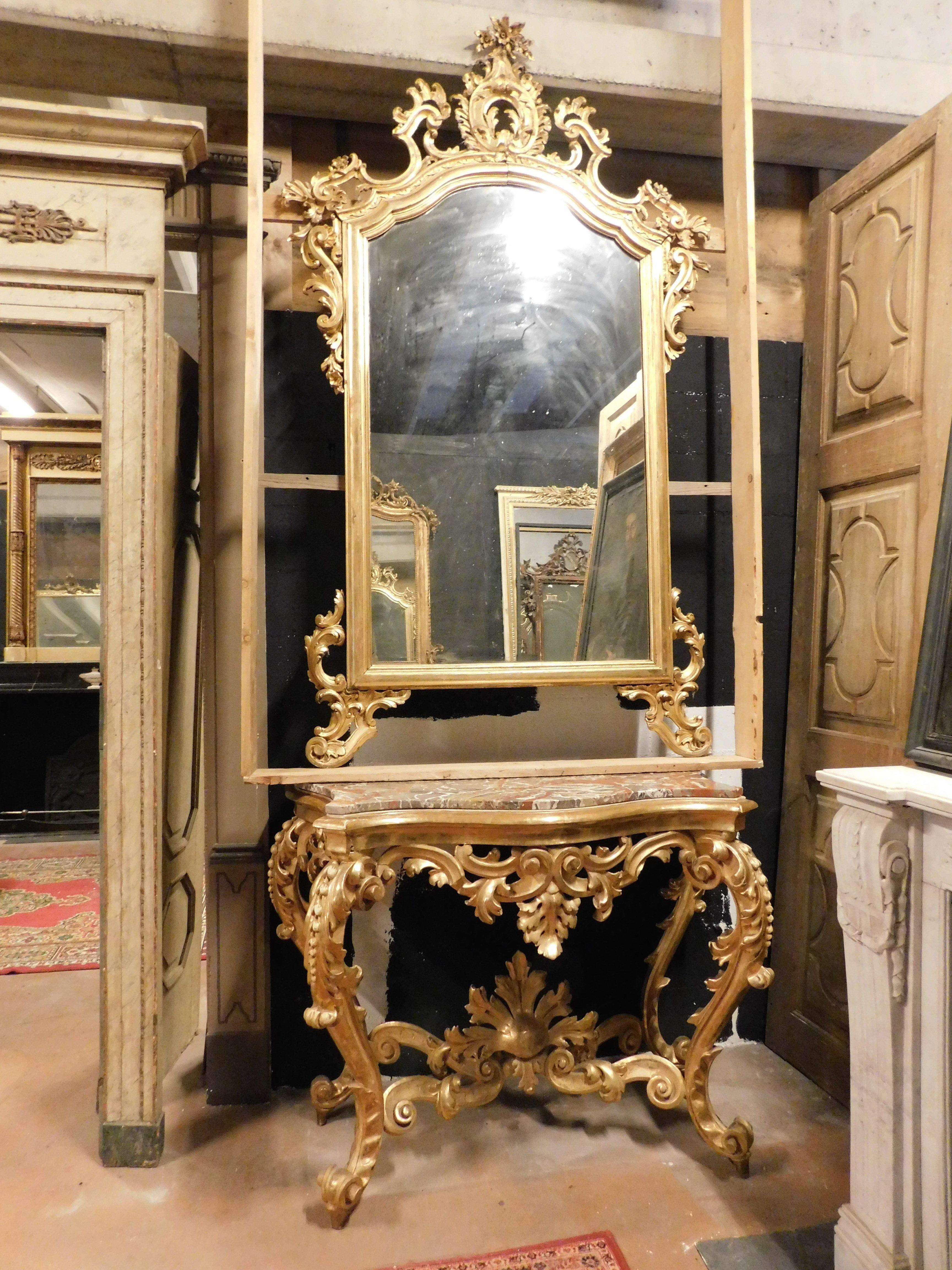 Console ancienne avec miroir en bois doré richement sculpté de décorations florales, sculpté de rinceaux et entièrement doré à la feuille, base complète avec plateau en marbre rouge veiné, réalisée pour un important palais noble du XIXe siècle, en